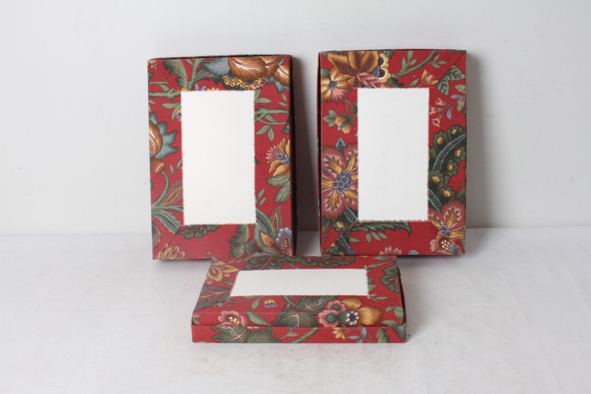 boite-rangement-vintage-carton-revetement-tissu-motif-floral-objets-deco-retro-occasion-scherwiller-etikette (1)