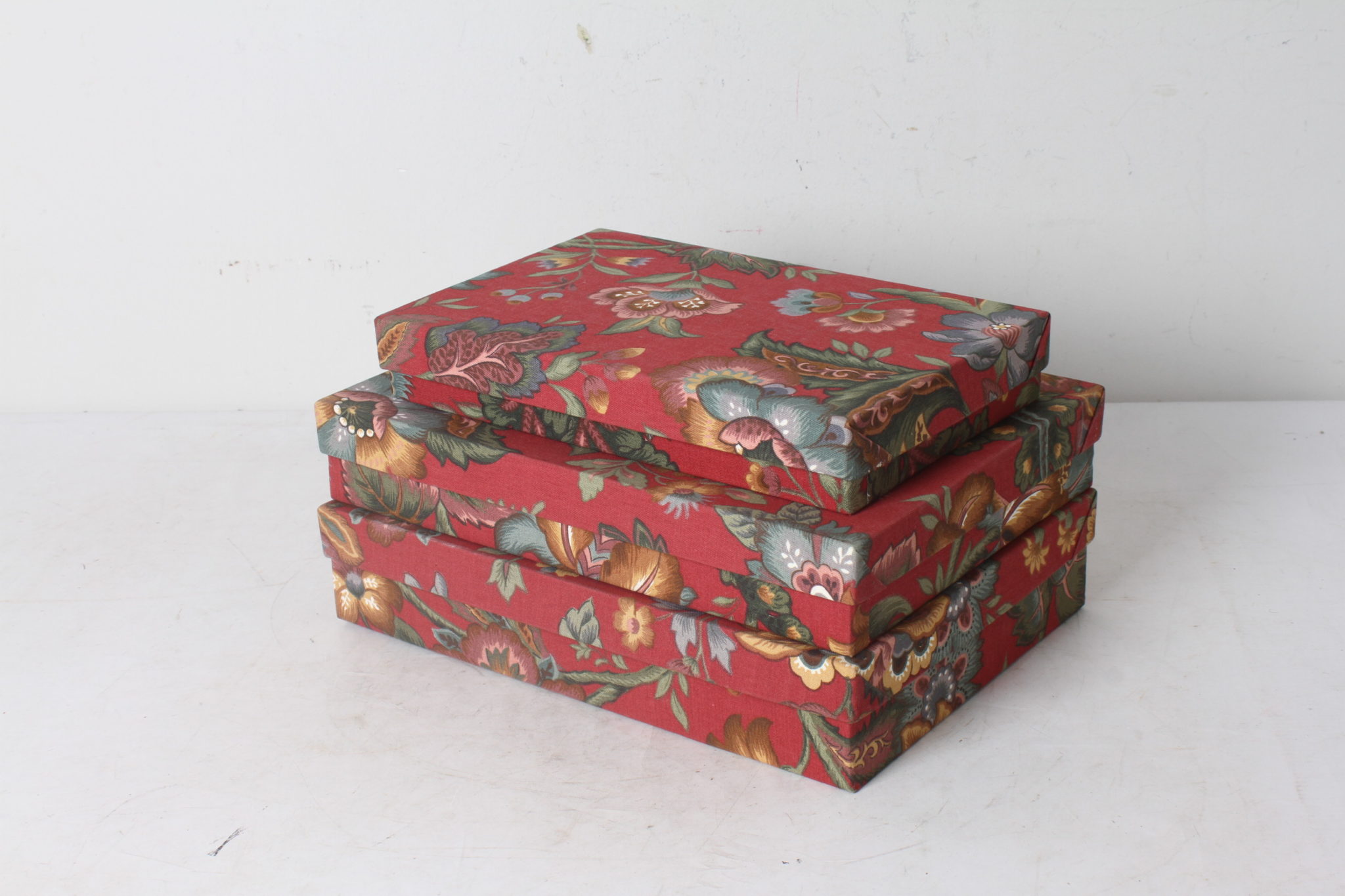 boite-rangement-vintage-carton-revetement-tissu-motif-floral-objets-deco-retro-occasion-scherwiller-etikette (2)