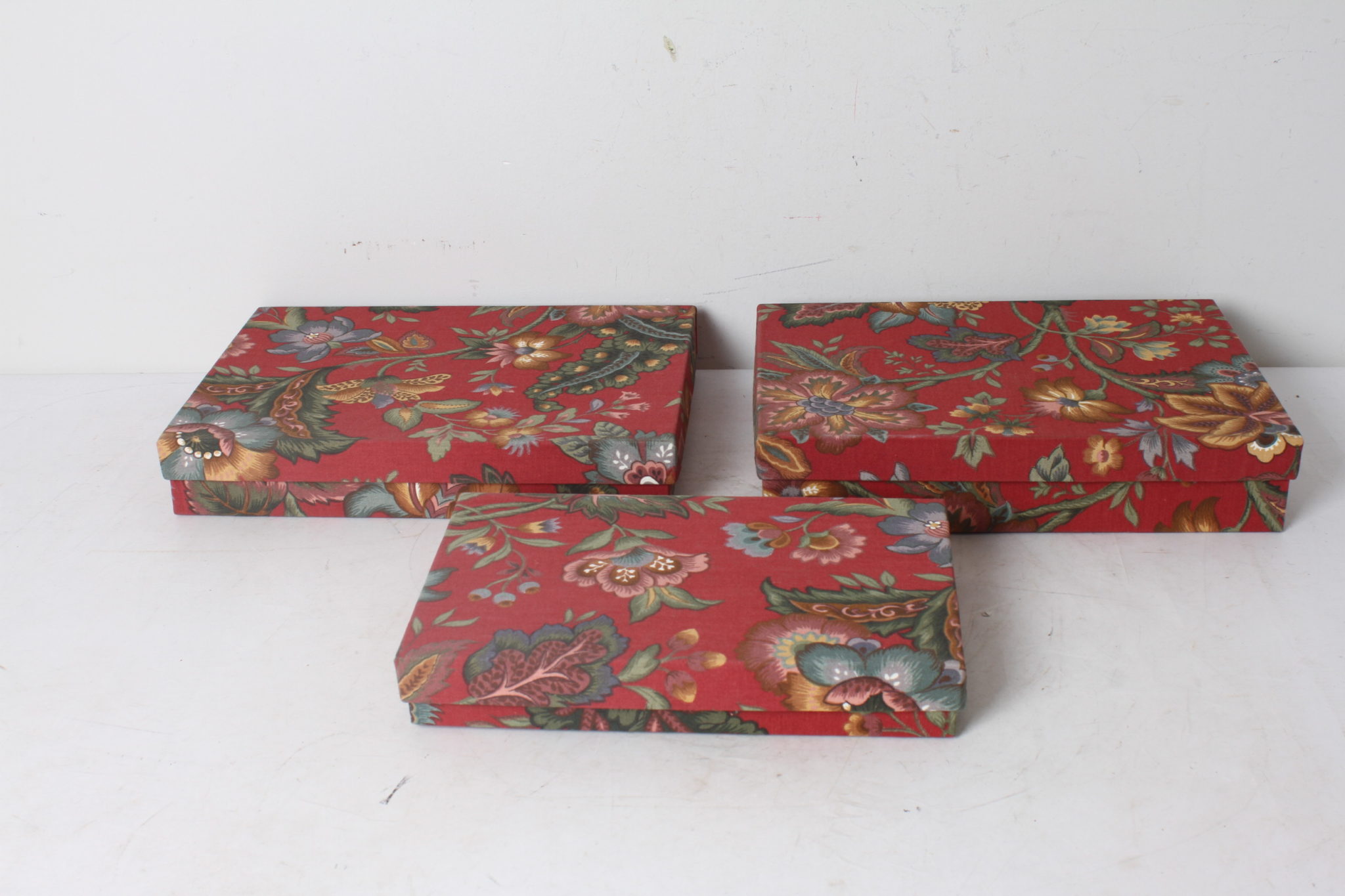 boite-rangement-vintage-carton-revetement-tissu-motif-floral-objets-deco-retro-occasion-scherwiller-etikette (3)