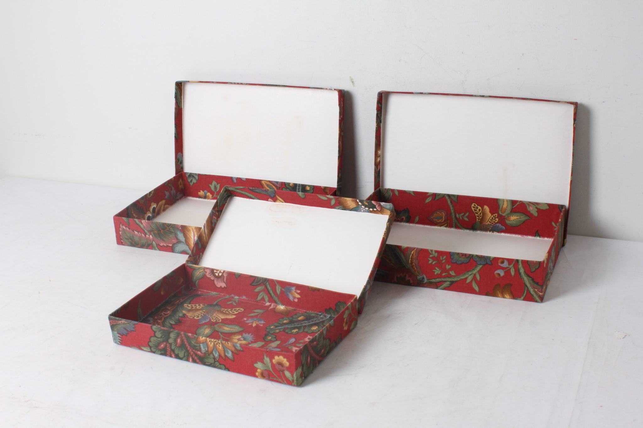 boite-rangement-vintage-carton-revetement-tissu-motif-floral-objets-deco-retro-occasion-scherwiller-etikette (4)