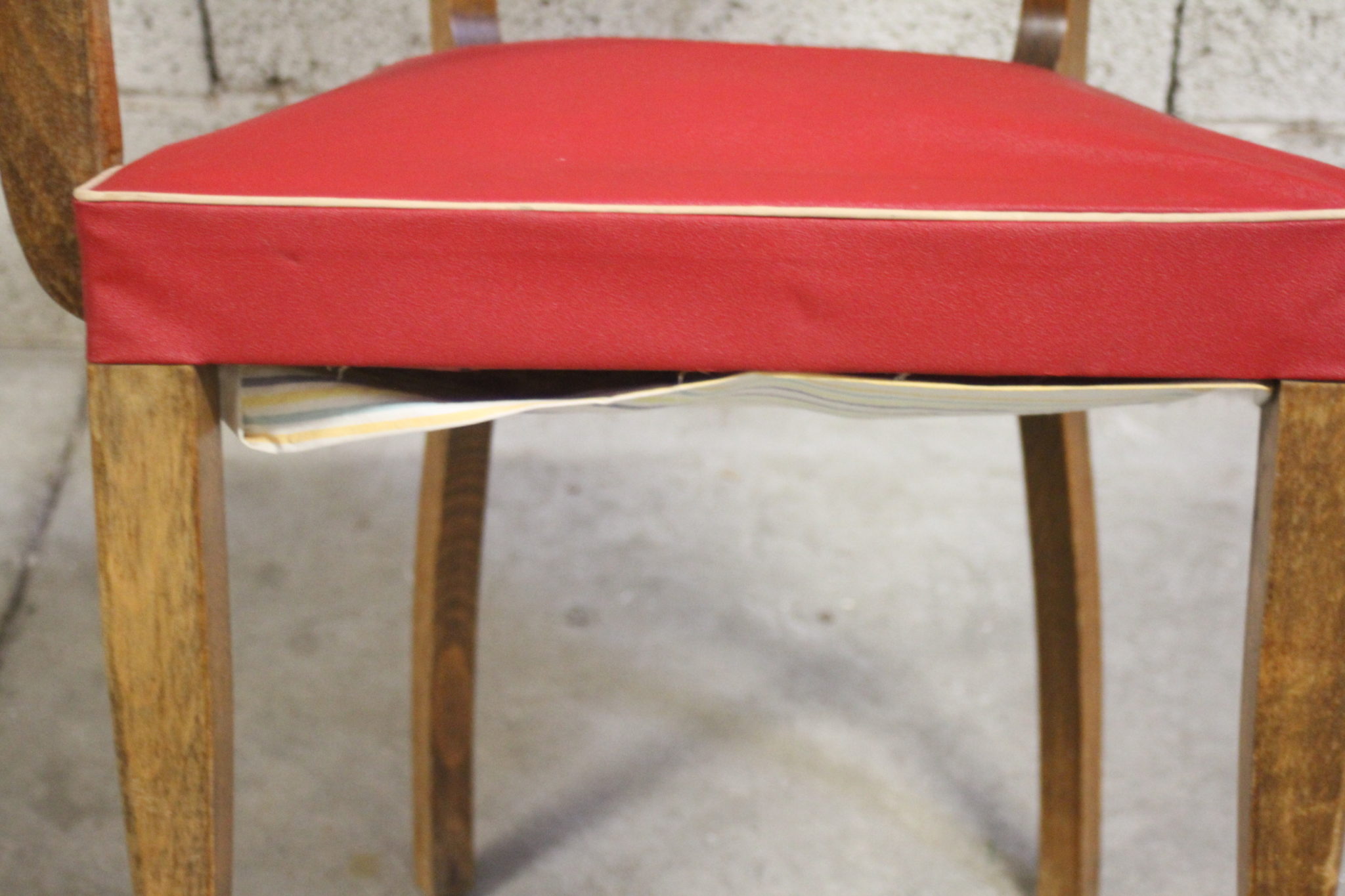 fauteuil-bridge-vintage-bois-skai-rouge-mobilier-brocante-occasion-emmaus-scherwiller-etikette (1)