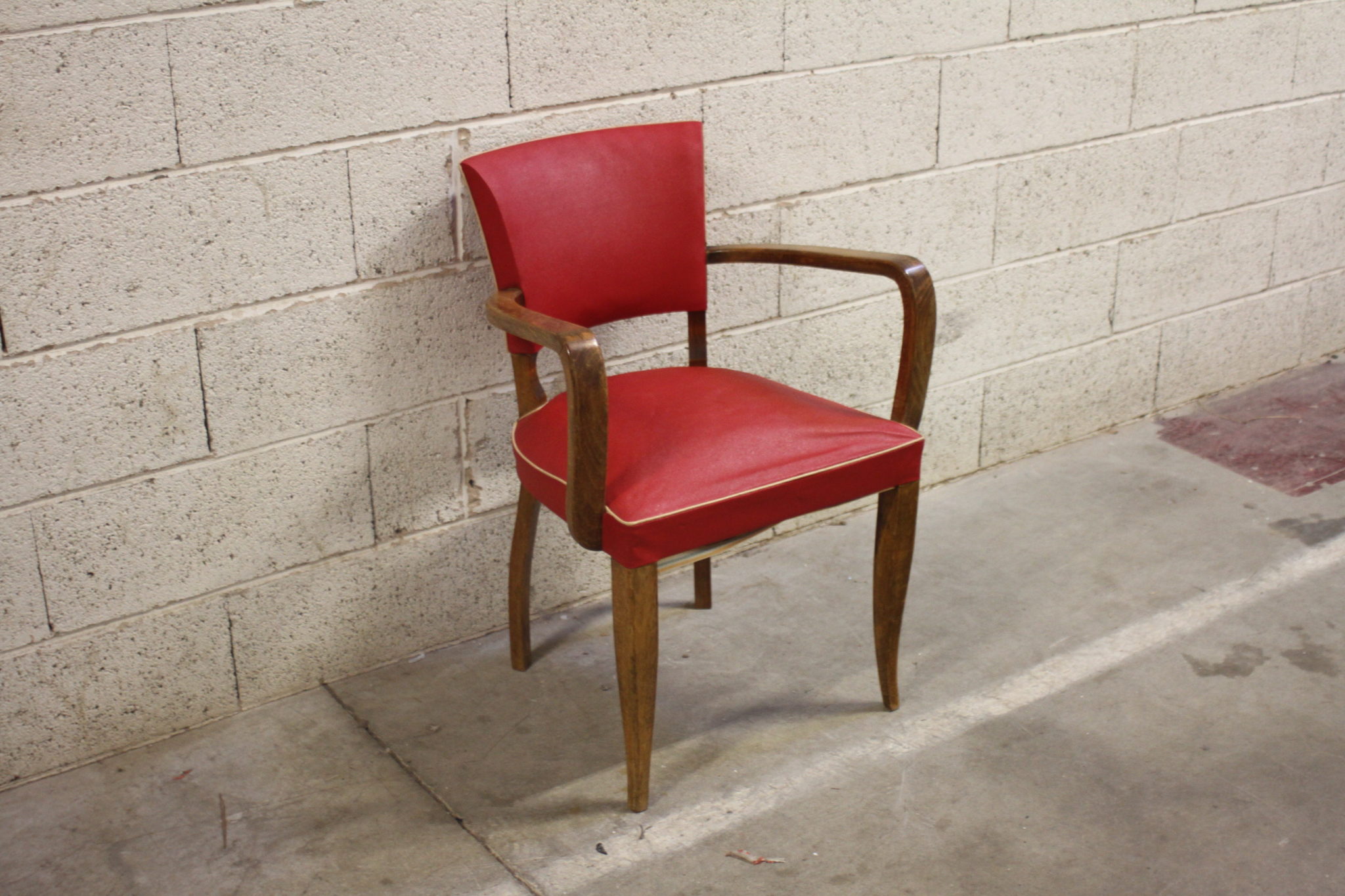 fauteuil-bridge-vintage-bois-skai-rouge-mobilier-brocante-occasion-emmaus-scherwiller-etikette (2)
