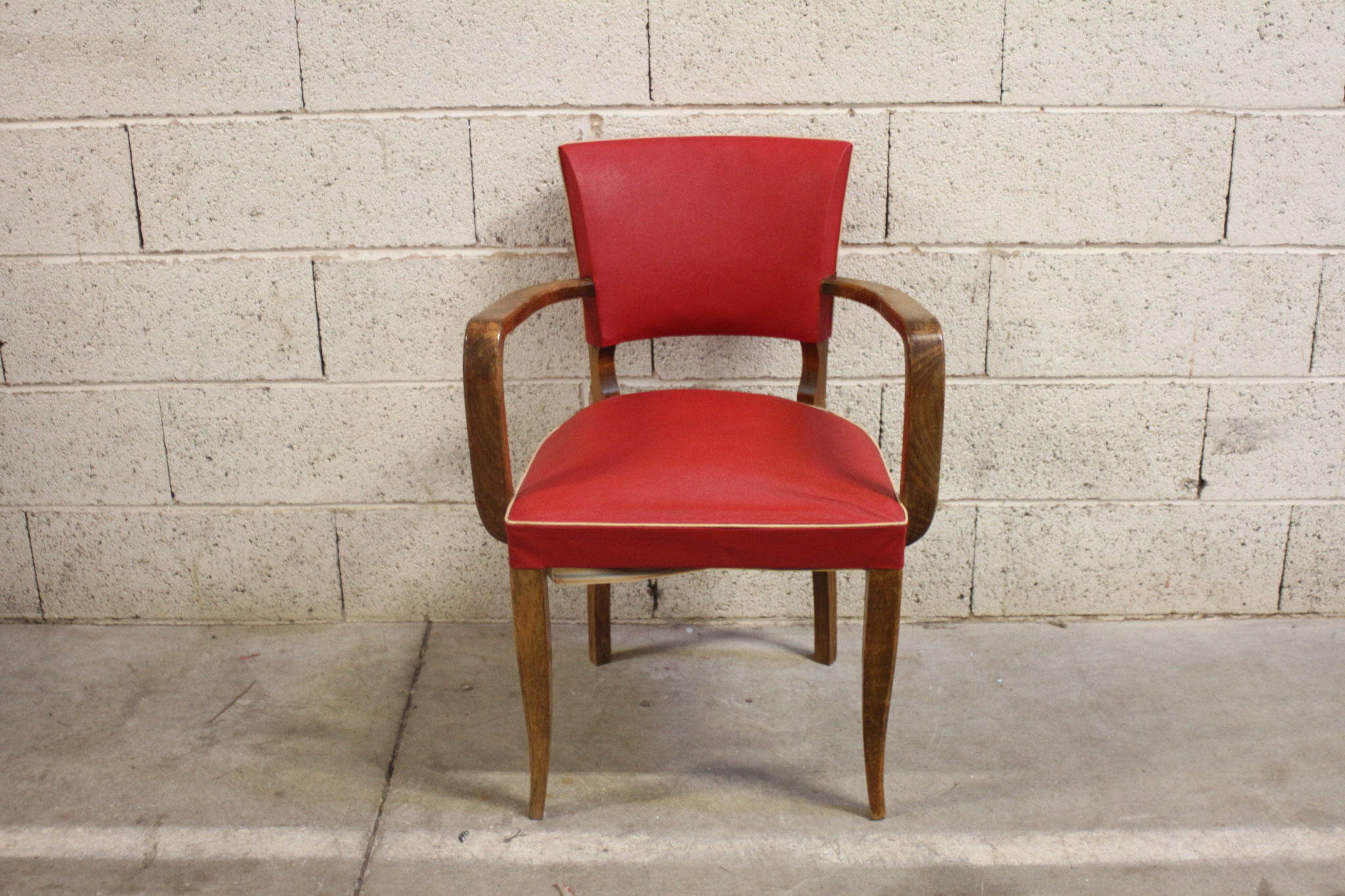 fauteuil-bridge-vintage-bois-skai-rouge-mobilier-brocante-occasion-emmaus-scherwiller-etikette (3)