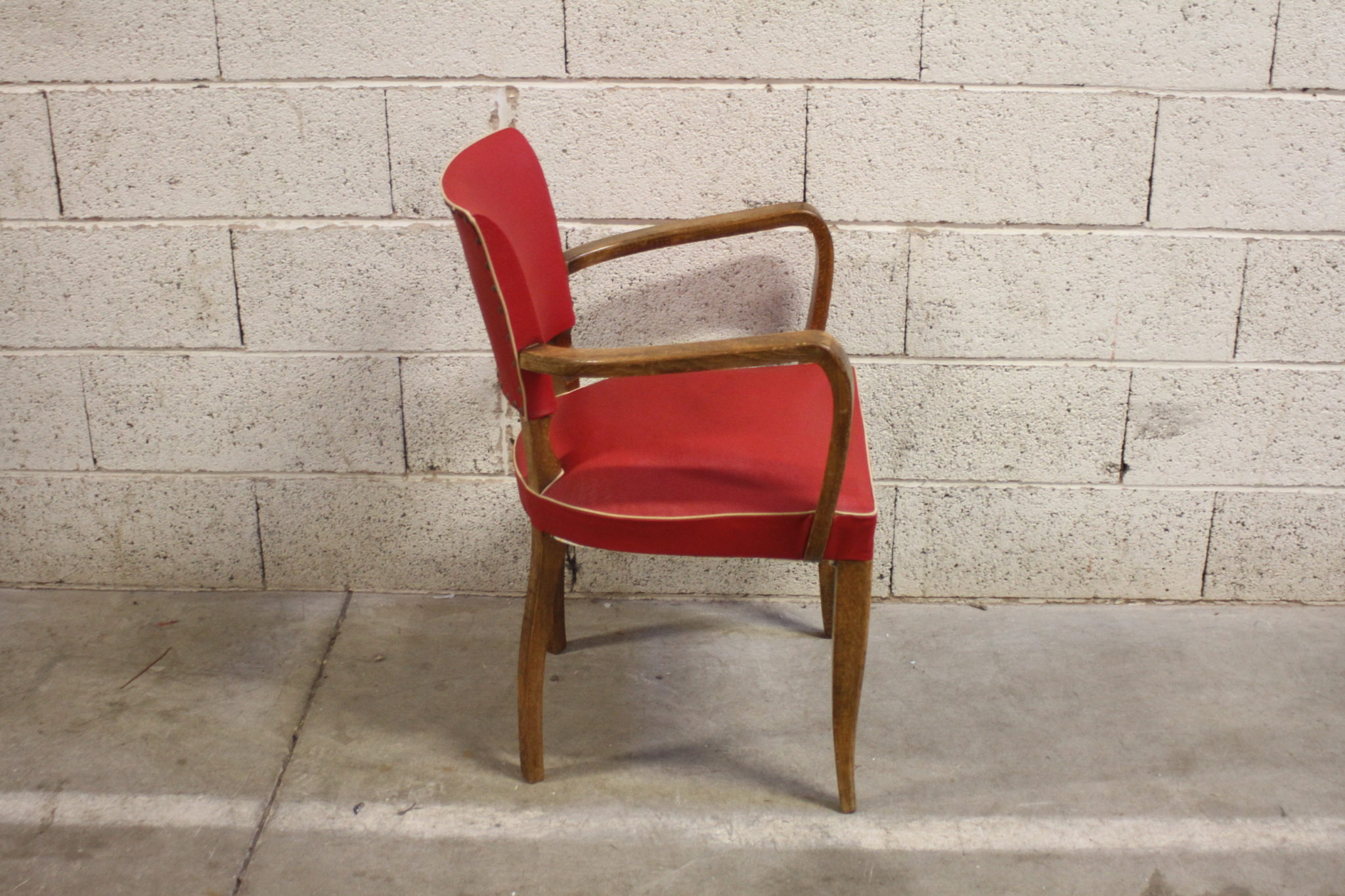fauteuil-bridge-vintage-bois-skai-rouge-mobilier-brocante-occasion-emmaus-scherwiller-etikette (4)