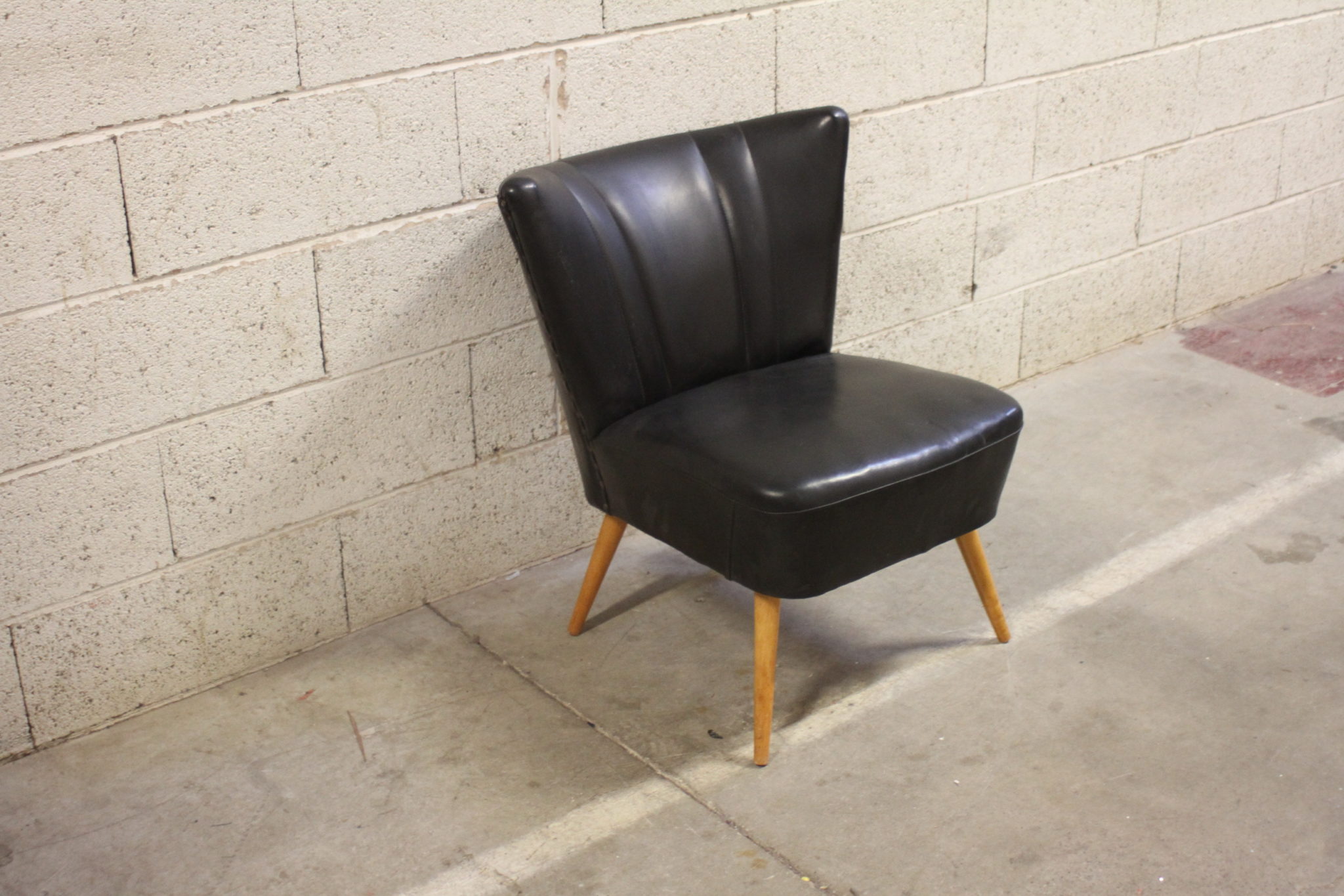 fauteuil-vintage-en-skai-noir-sur-pieds-compas-bois-mobilier-design-brocante-occasion-emmaus-scherwiller-etikette (2)