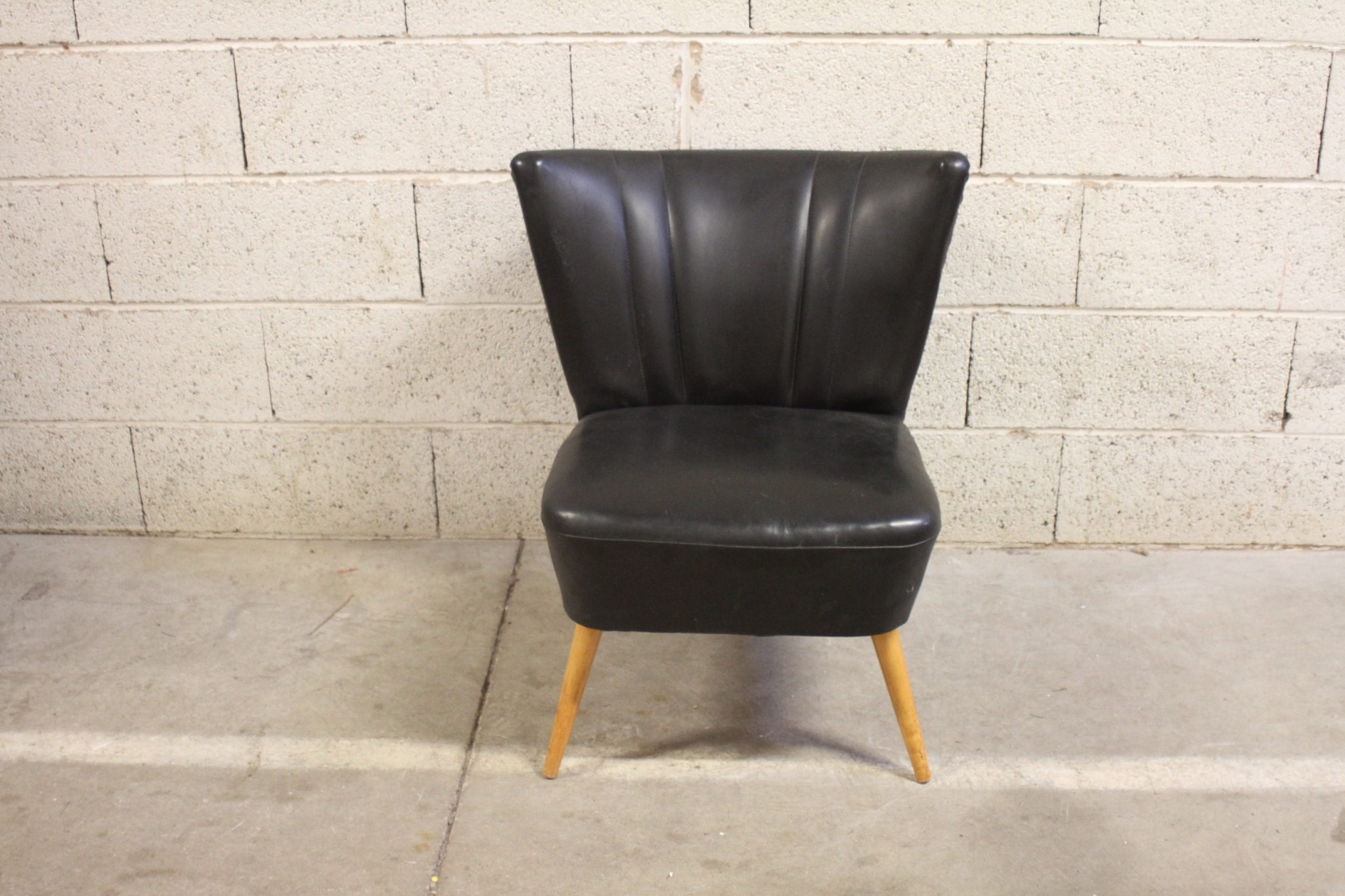 fauteuil-vintage-en-skai-noir-sur-pieds-compas-bois-mobilier-design-brocante-occasion-emmaus-scherwiller-etikette (3)
