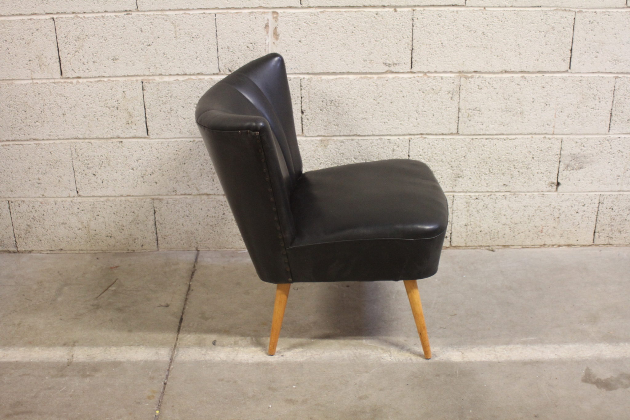 fauteuil-vintage-en-skai-noir-sur-pieds-compas-bois-mobilier-design-brocante-occasion-emmaus-scherwiller-etikette (4)