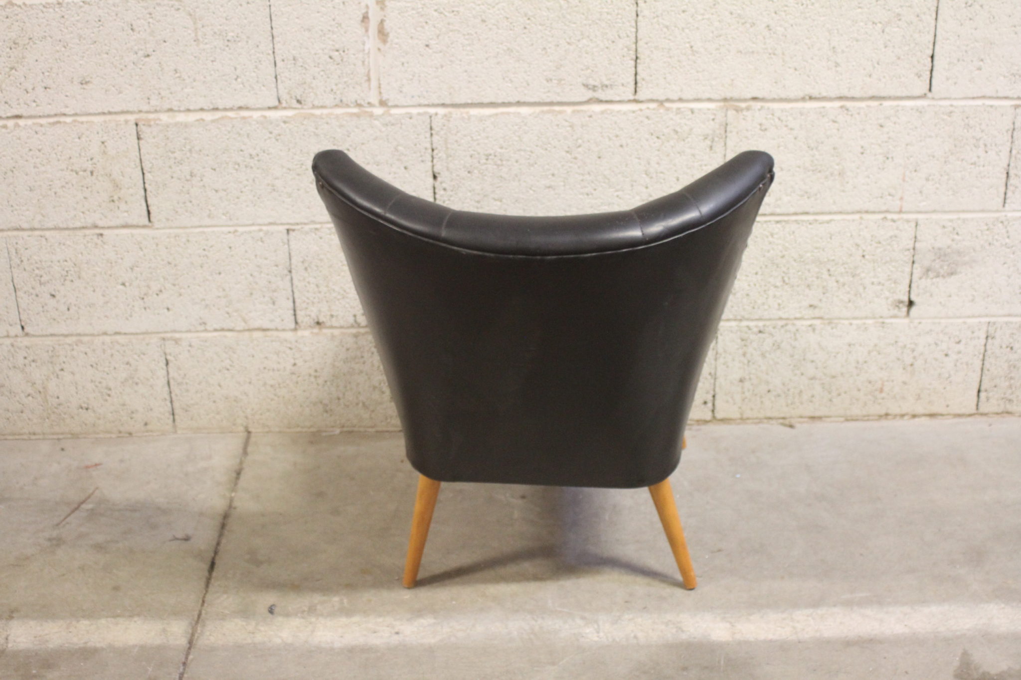fauteuil-vintage-en-skai-noir-sur-pieds-compas-bois-mobilier-design-brocante-occasion-emmaus-scherwiller-etikette (5)