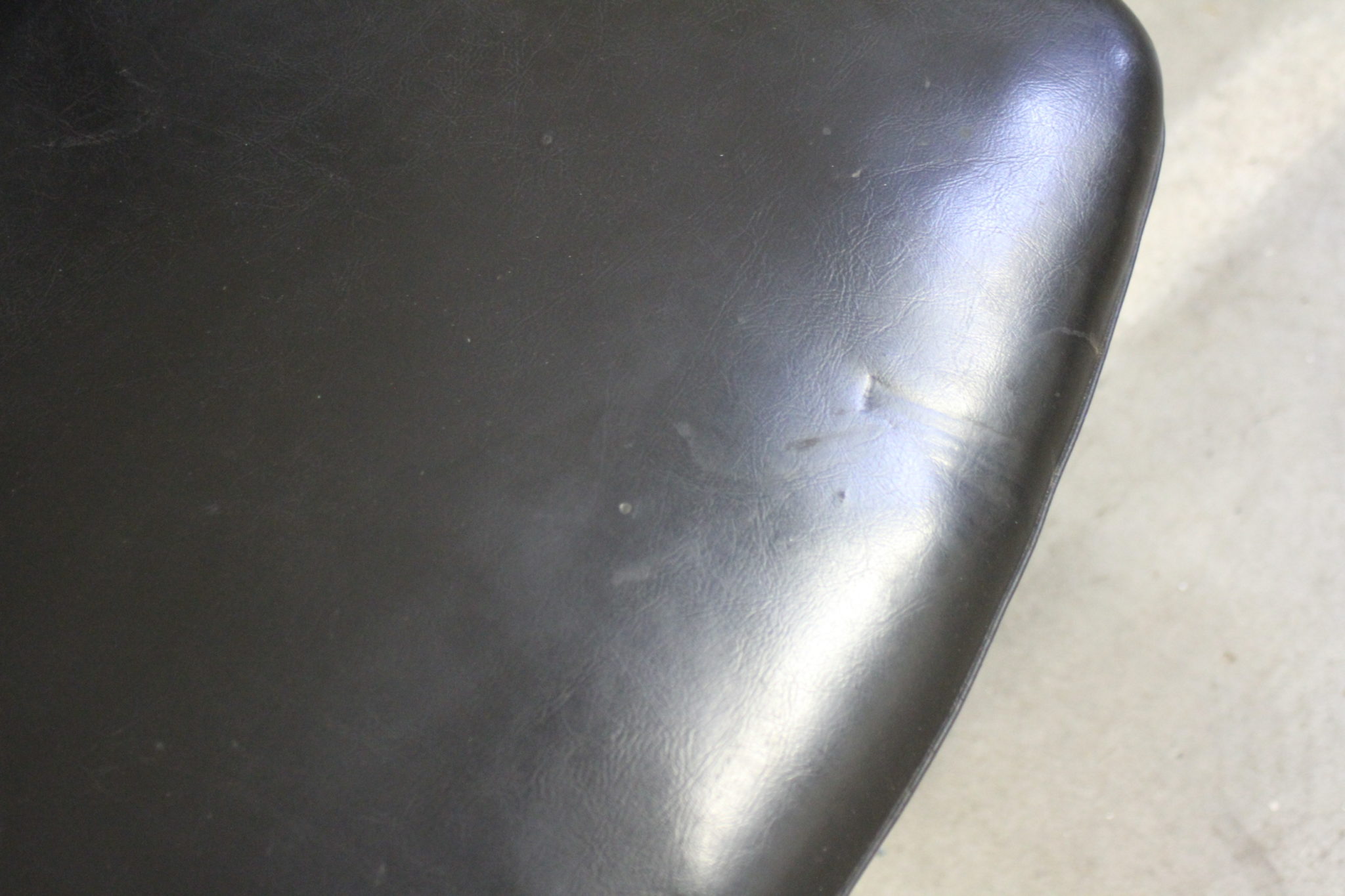 fauteuil-vintage-en-skai-noir-sur-pieds-compas-bois-mobilier-design-brocante-occasion-emmaus-scherwiller-etikette (6)