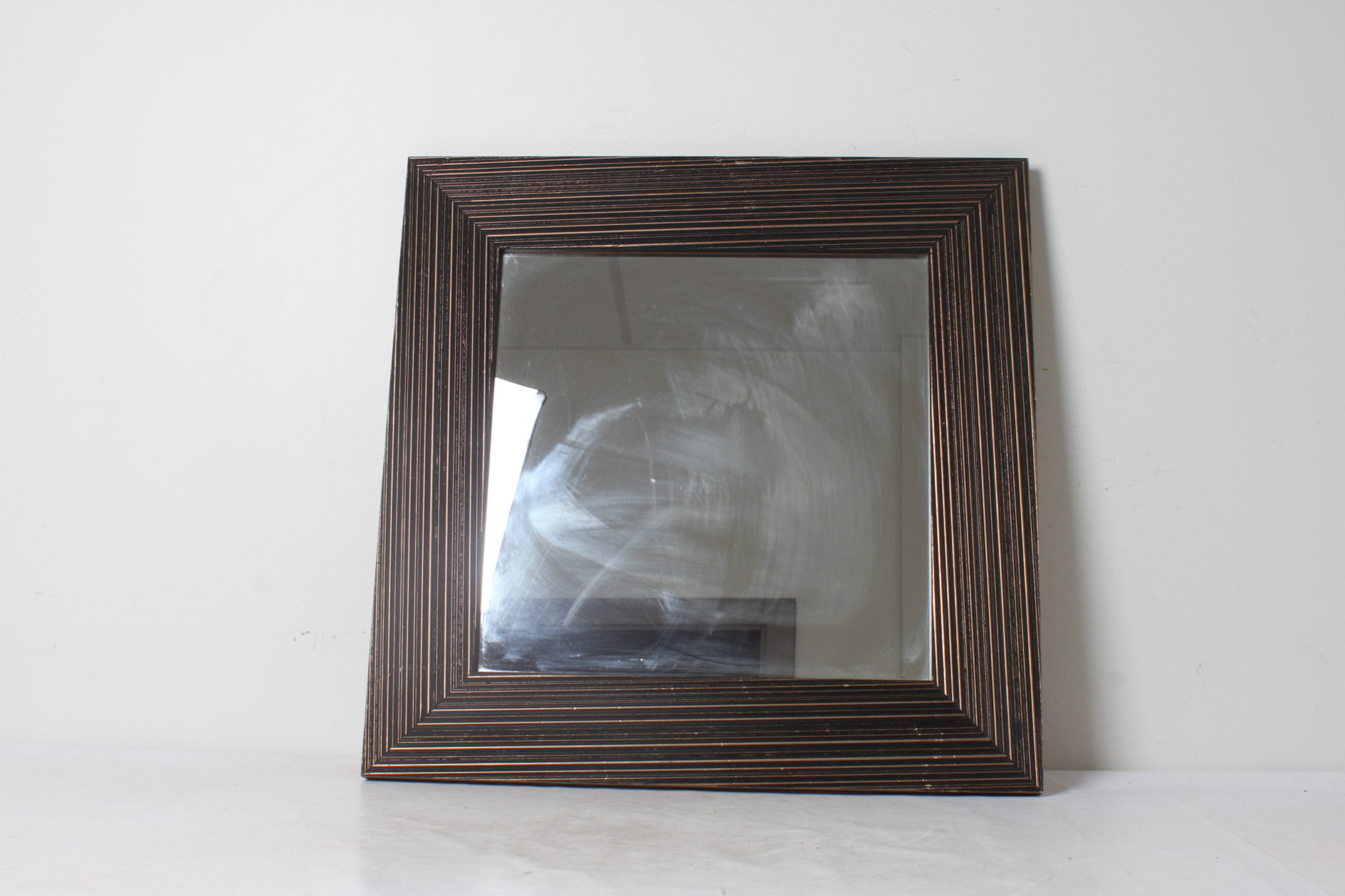 miroir-carre-design-bois-noir-et-dore-cadre-strie-objets-deco-occasion-emmaus-scherwiller-etikette (4)