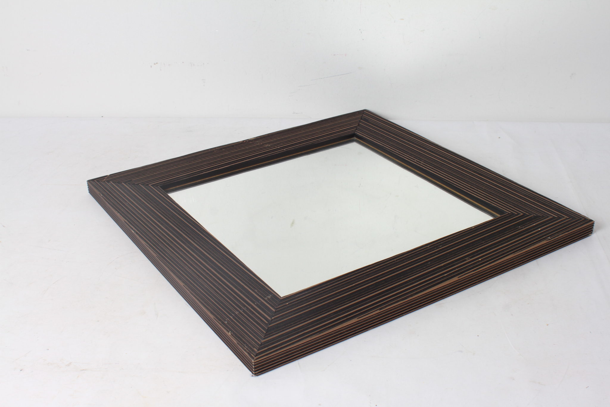 miroir-carre-design-bois-noir-et-dore-cadre-strie-objets-deco-occasion-emmaus-scherwiller-etikette (5)
