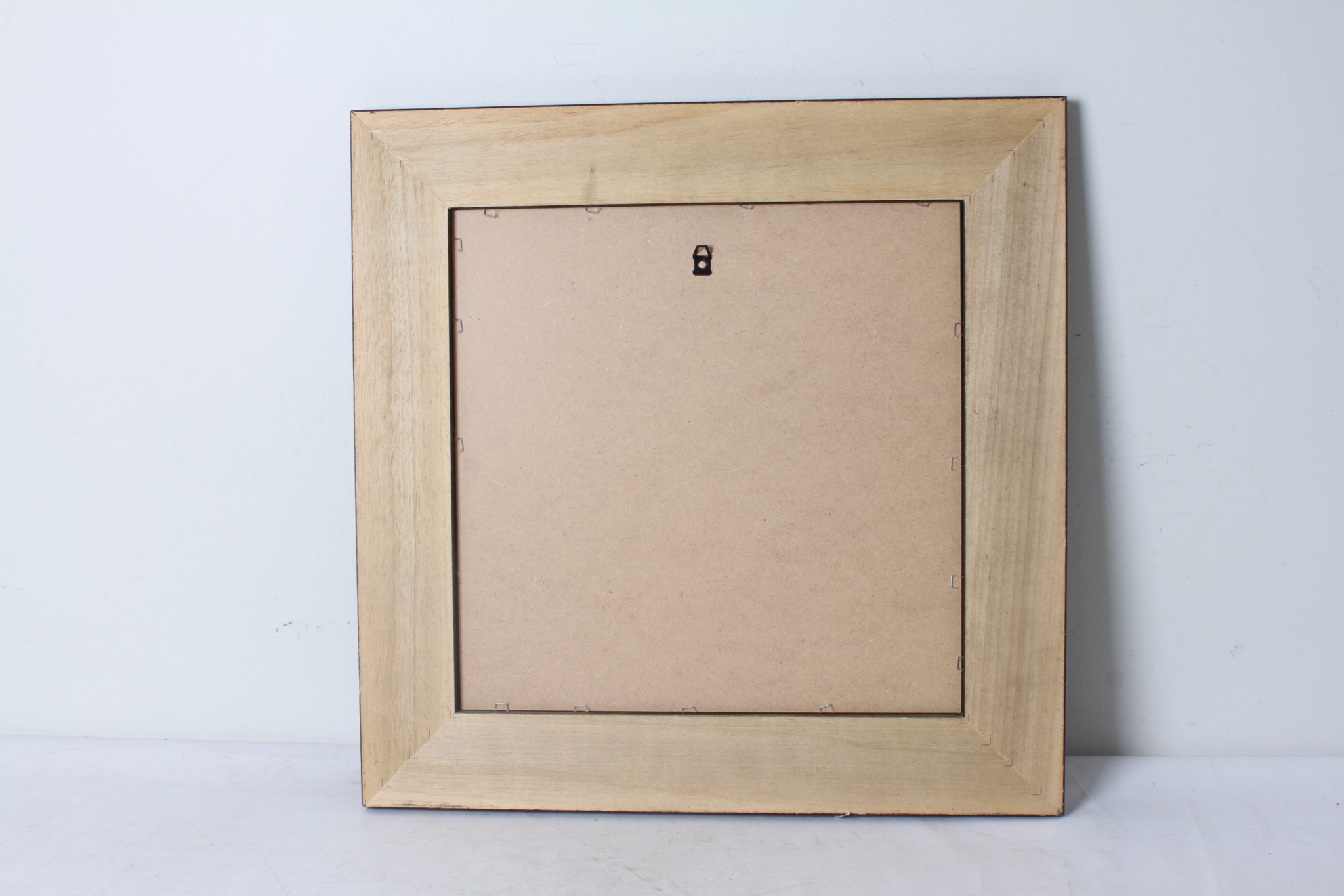 miroir-carre-design-bois-noir-et-dore-cadre-strie-objets-deco-occasion-emmaus-scherwiller-etikette (6)