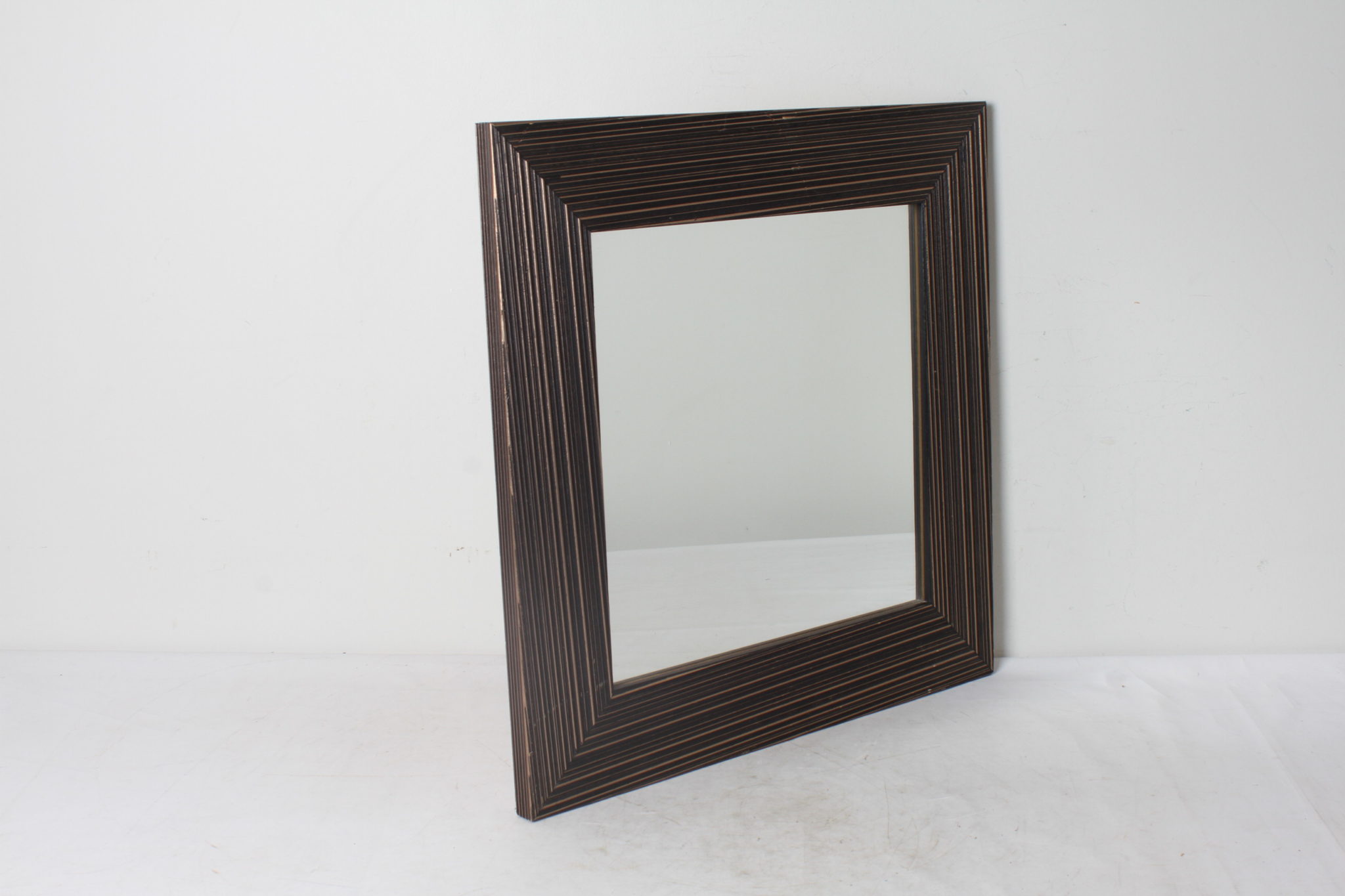 miroir-carre-design-bois-noir-et-dore-cadre-strie-objets-deco-occasion-emmaus-scherwiller-etikette (7)