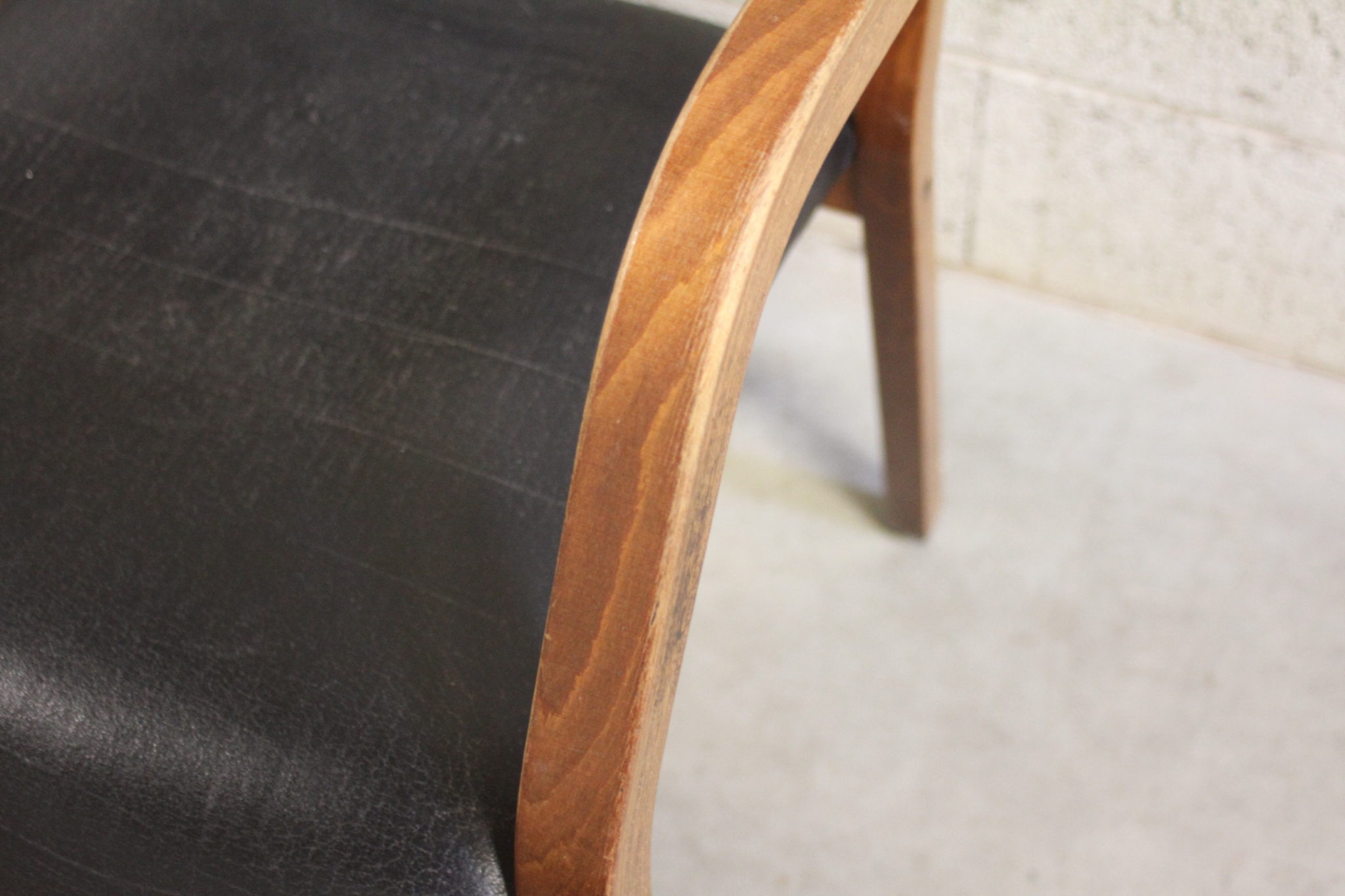 paire-de-fauteuils-anciens-style-art-deco-bois-vernis-skai-noir-mobilier-brocante -occasion-emmaus-scherwiller-etikette (1)