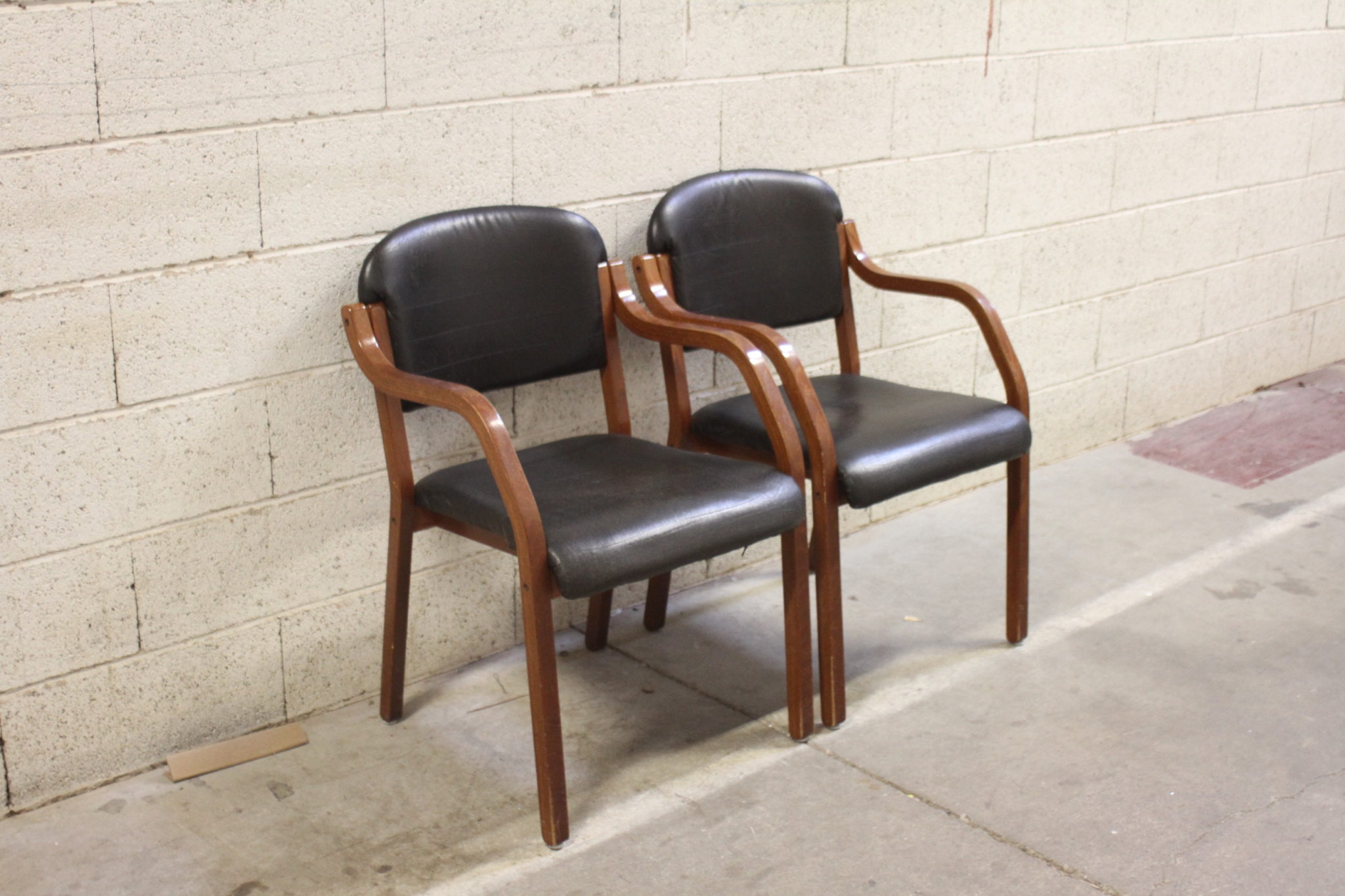 paire-de-fauteuils-anciens-style-art-deco-bois-vernis-skai-noir-mobilier-brocante -occasion-emmaus-scherwiller-etikette (2)