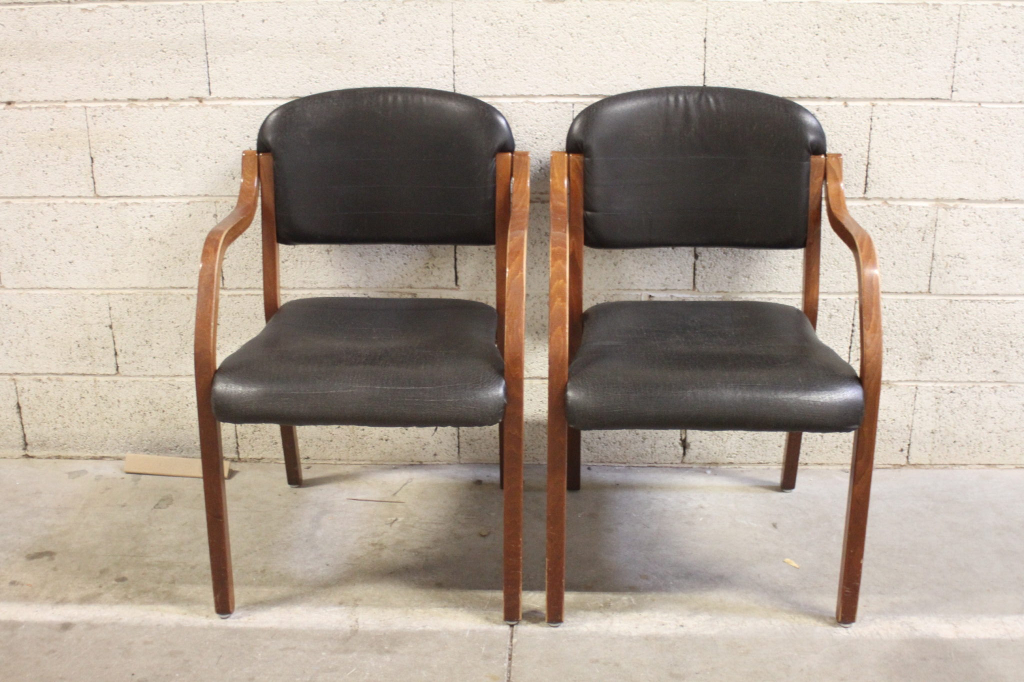 paire-de-fauteuils-anciens-style-art-deco-bois-vernis-skai-noir-mobilier-brocante -occasion-emmaus-scherwiller-etikette (3)