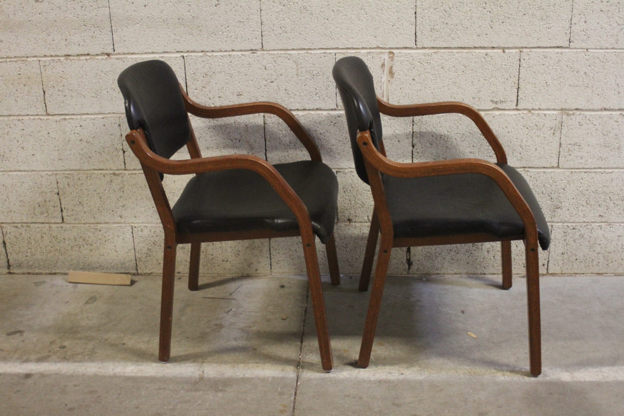 paire-de-fauteuils-anciens-style-art-deco-bois-vernis-skai-noir-mobilier-brocante -occasion-emmaus-scherwiller-etikette (4)