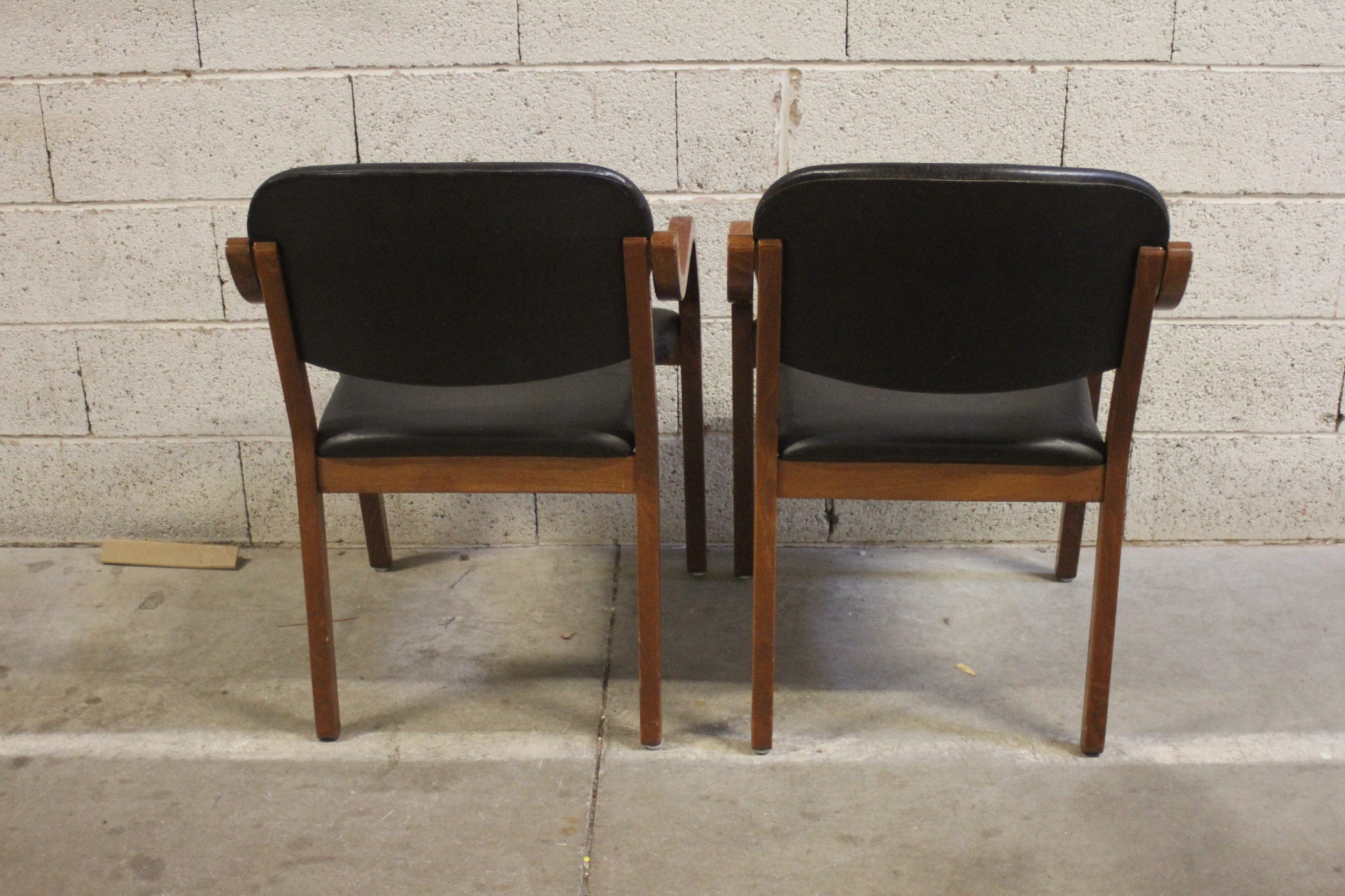 paire-de-fauteuils-anciens-style-art-deco-bois-vernis-skai-noir-mobilier-brocante -occasion-emmaus-scherwiller-etikette (5)