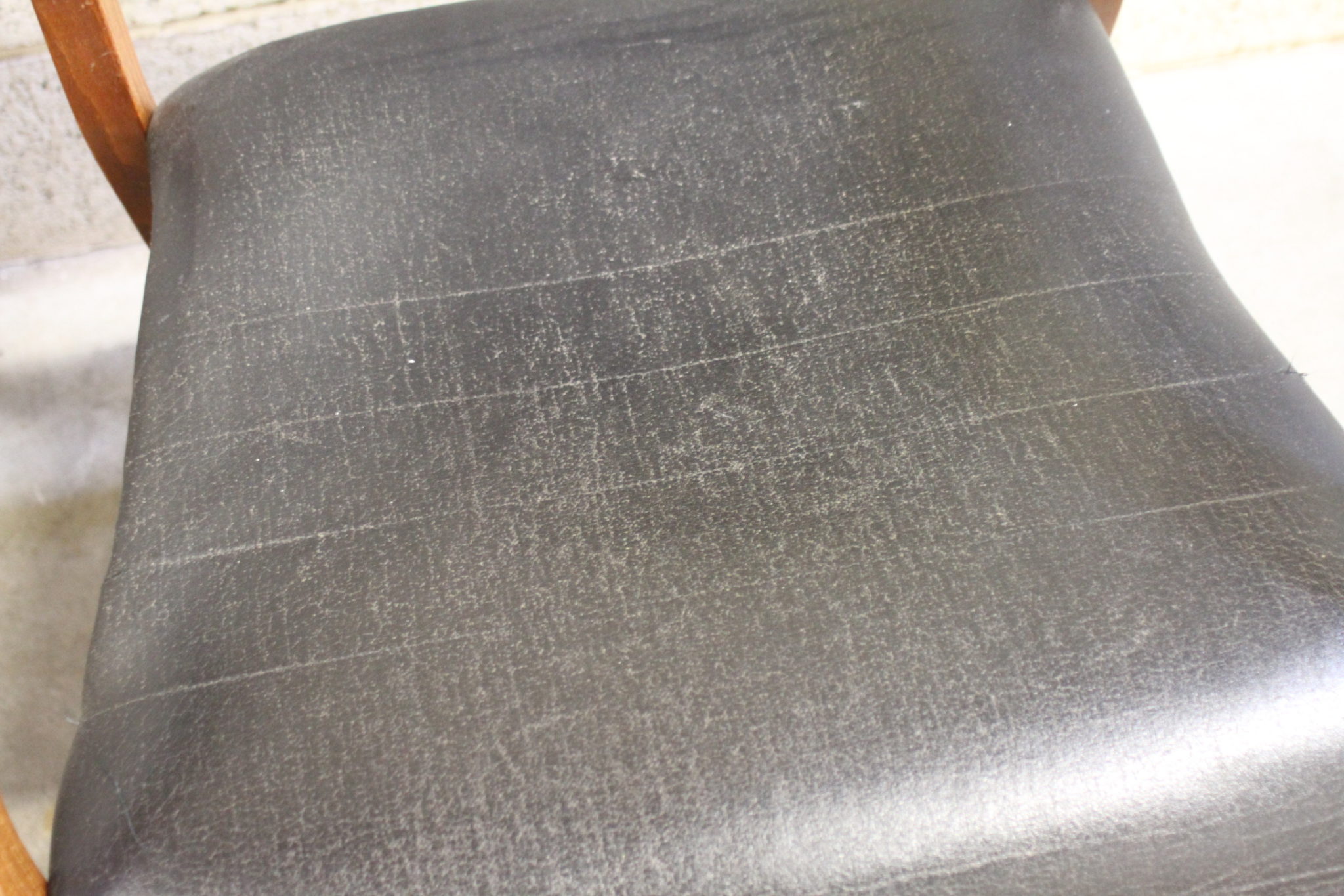 paire-de-fauteuils-anciens-style-art-deco-bois-vernis-skai-noir-mobilier-brocante -occasion-emmaus-scherwiller-etikette (6)