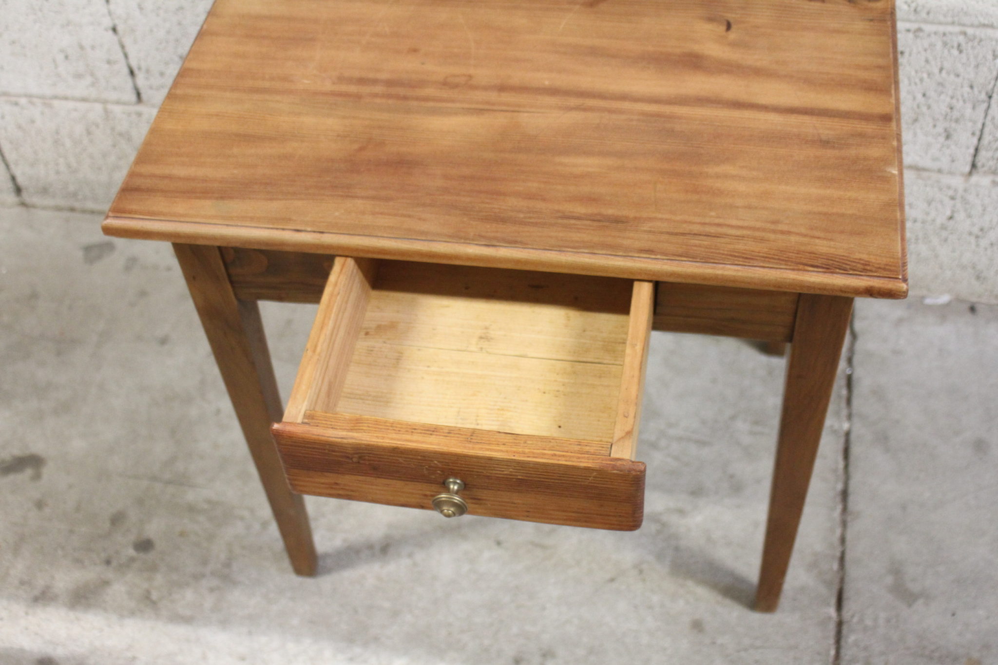 petite-table-d'appoint-en-bois-1-tiroir-mobilier-occasion-emmaus-scherwiller-etikette (1)