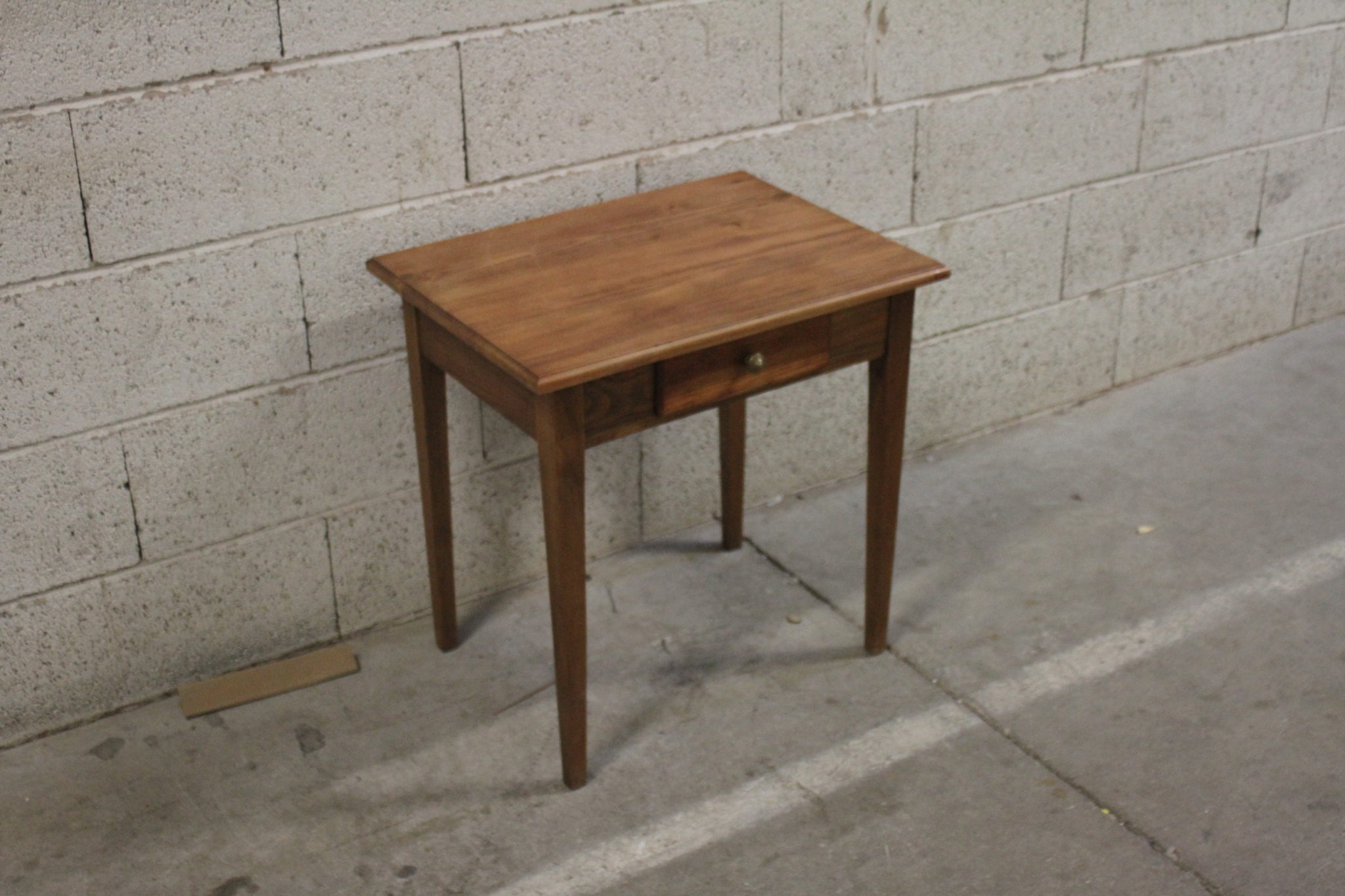 petite-table-d'appoint-en-bois-1-tiroir-mobilier-occasion-emmaus-scherwiller-etikette (2)