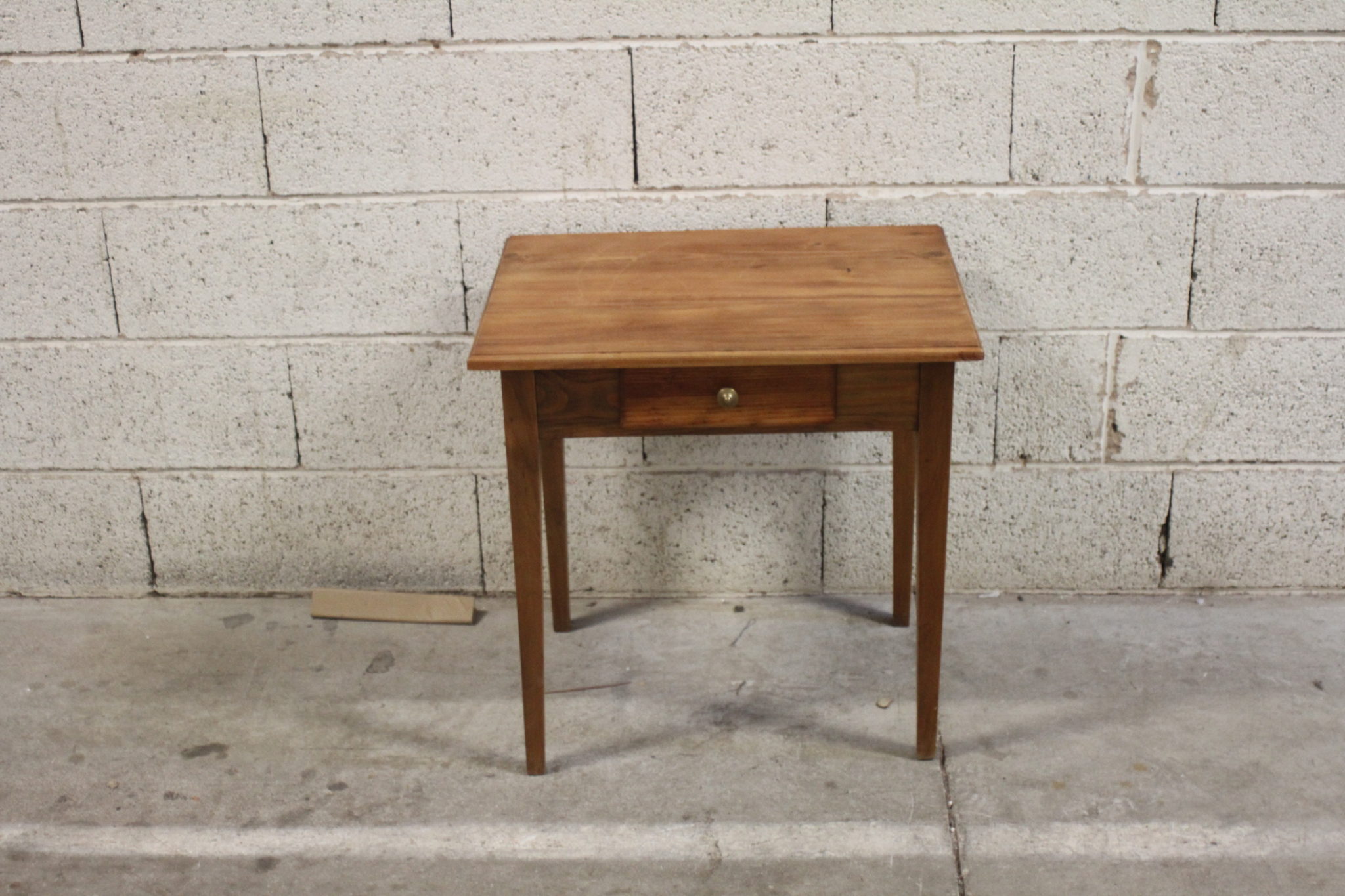 petite-table-d'appoint-en-bois-1-tiroir-mobilier-occasion-emmaus-scherwiller-etikette (3)