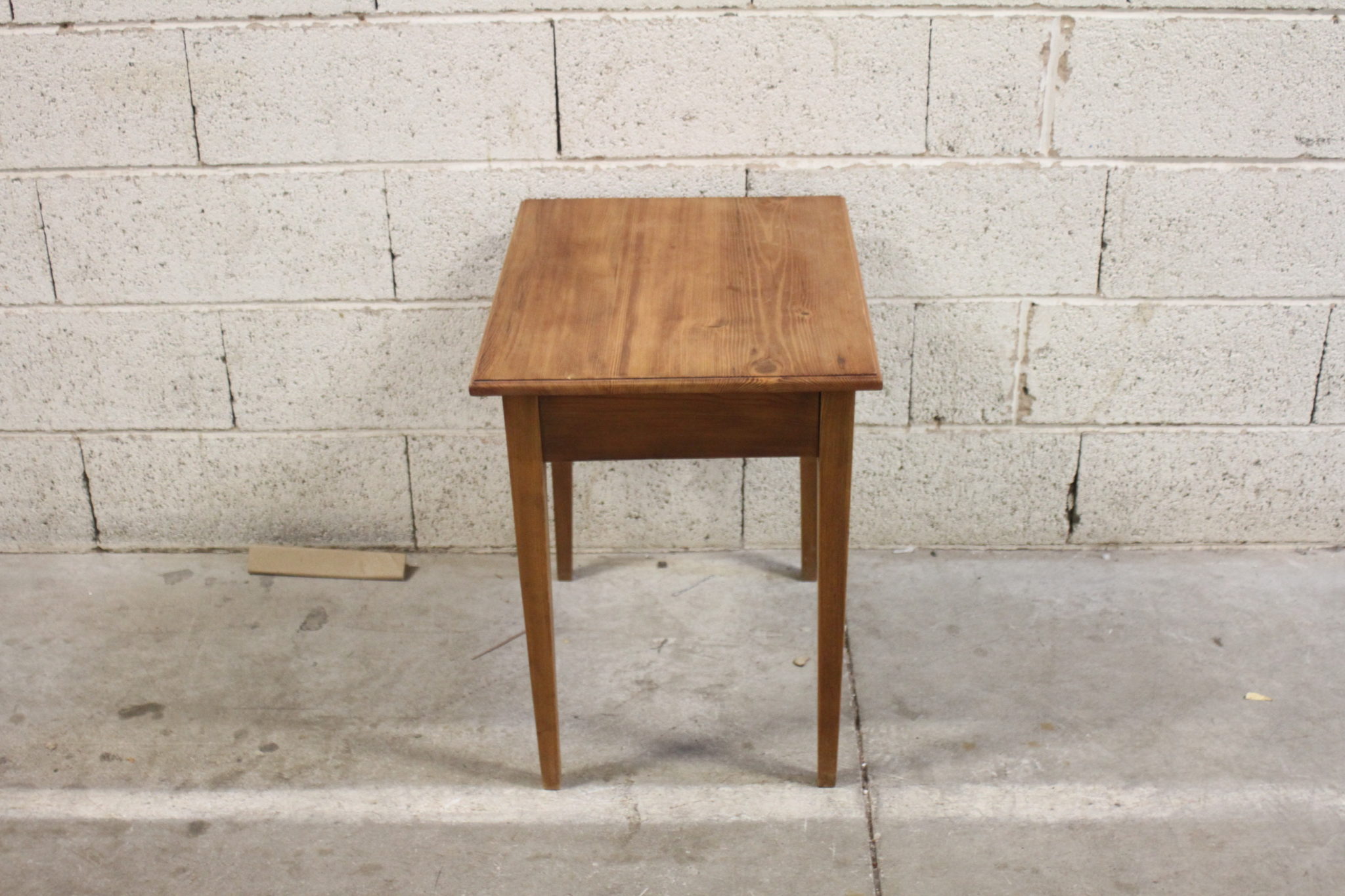 petite-table-d'appoint-en-bois-1-tiroir-mobilier-occasion-emmaus-scherwiller-etikette (4)