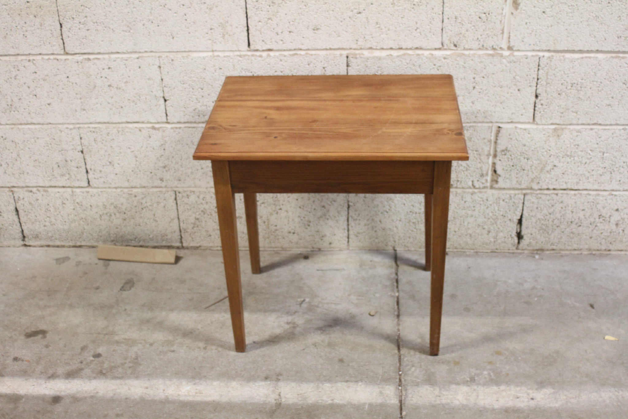 petite-table-d'appoint-en-bois-1-tiroir-mobilier-occasion-emmaus-scherwiller-etikette (5)