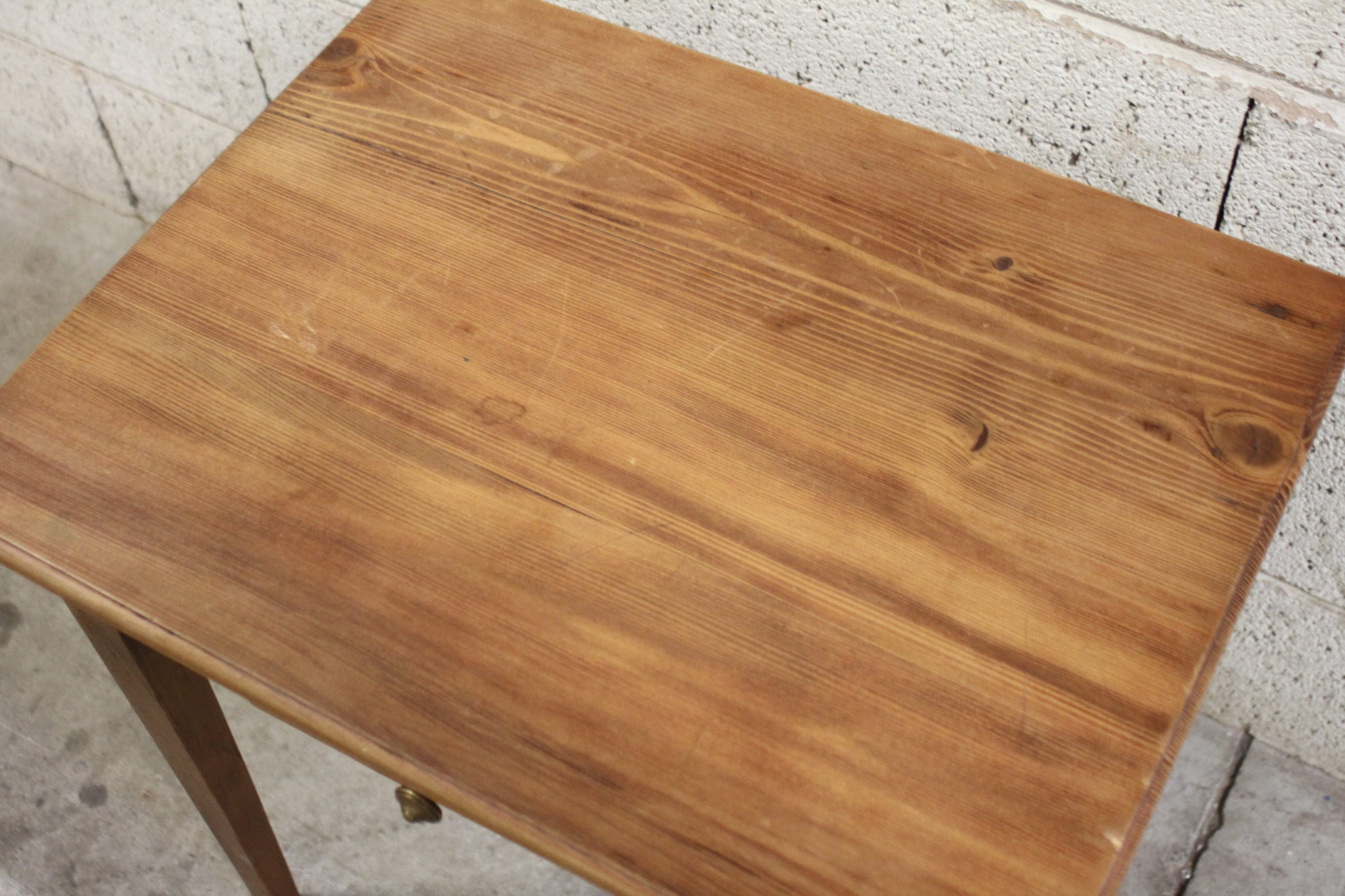 petite-table-d'appoint-en-bois-1-tiroir-mobilier-occasion-emmaus-scherwiller-etikette (6)