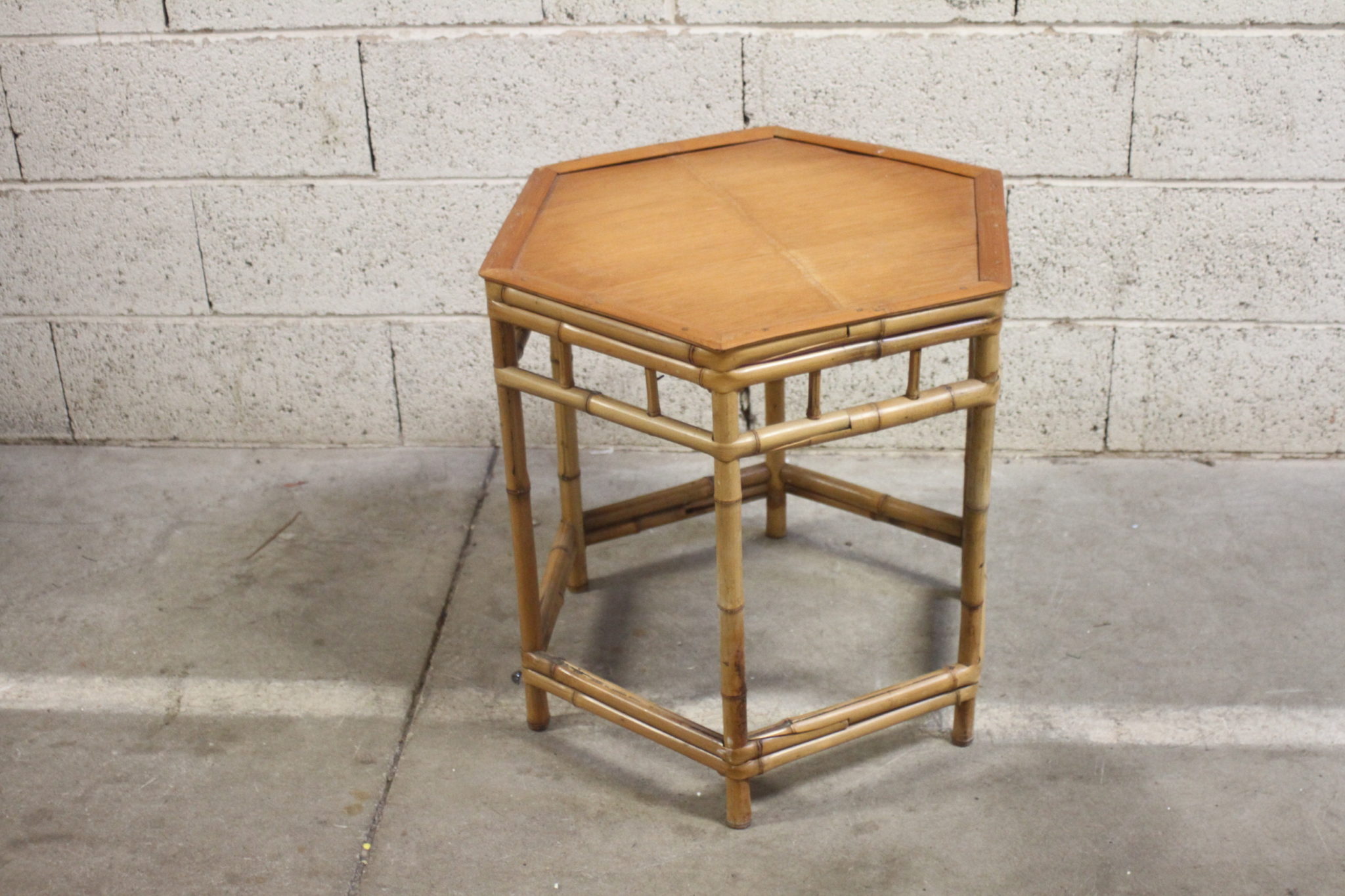 petite-table-hexagonale-vintage-en-bambou-mobilier-brocante-occasion-emmaus-scherwiller-etikette (1)