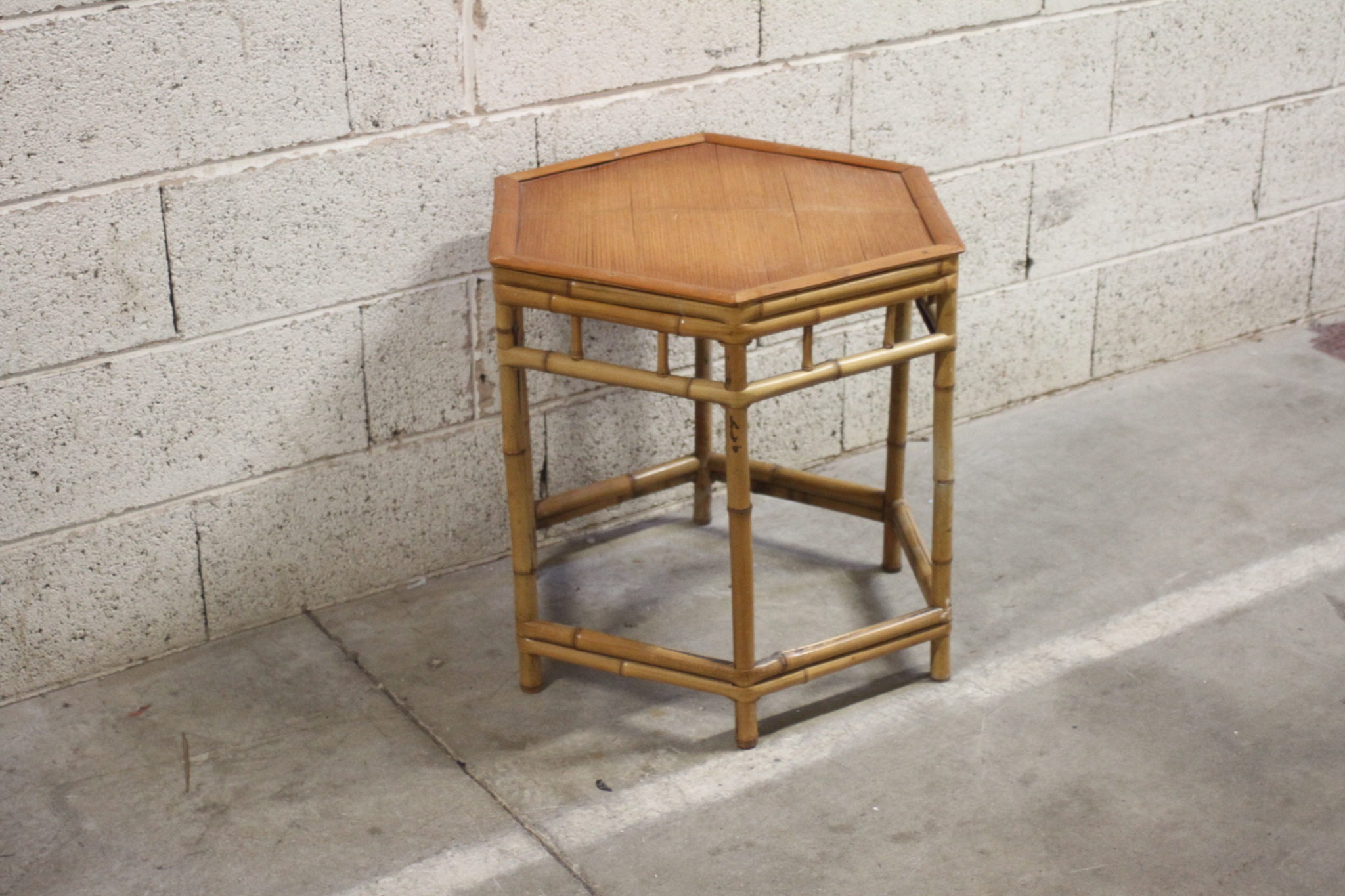 petite-table-hexagonale-vintage-en-bambou-mobilier-brocante-occasion-emmaus-scherwiller-etikette (2)