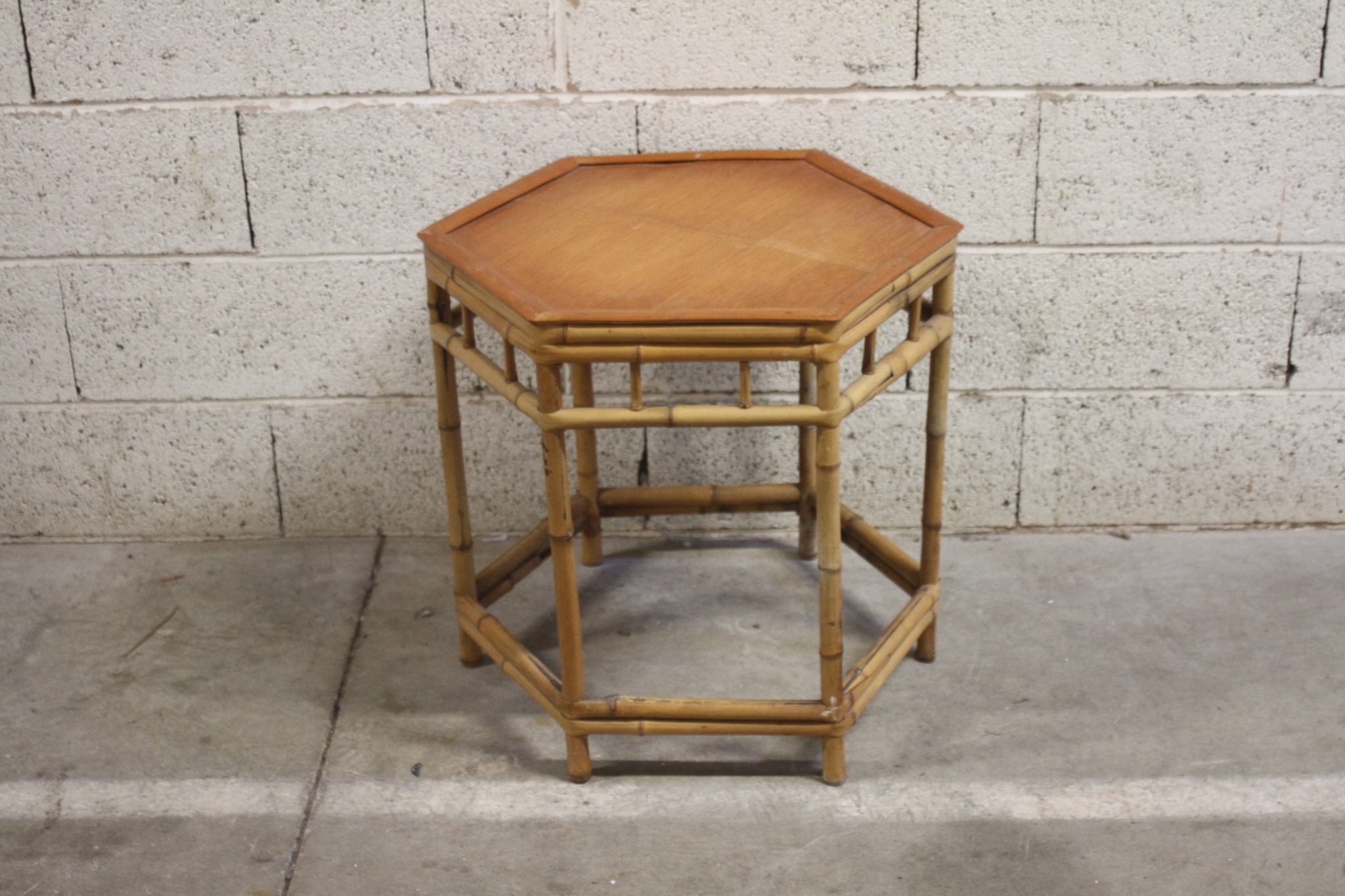 petite-table-hexagonale-vintage-en-bambou-mobilier-brocante-occasion-emmaus-scherwiller-etikette (3)
