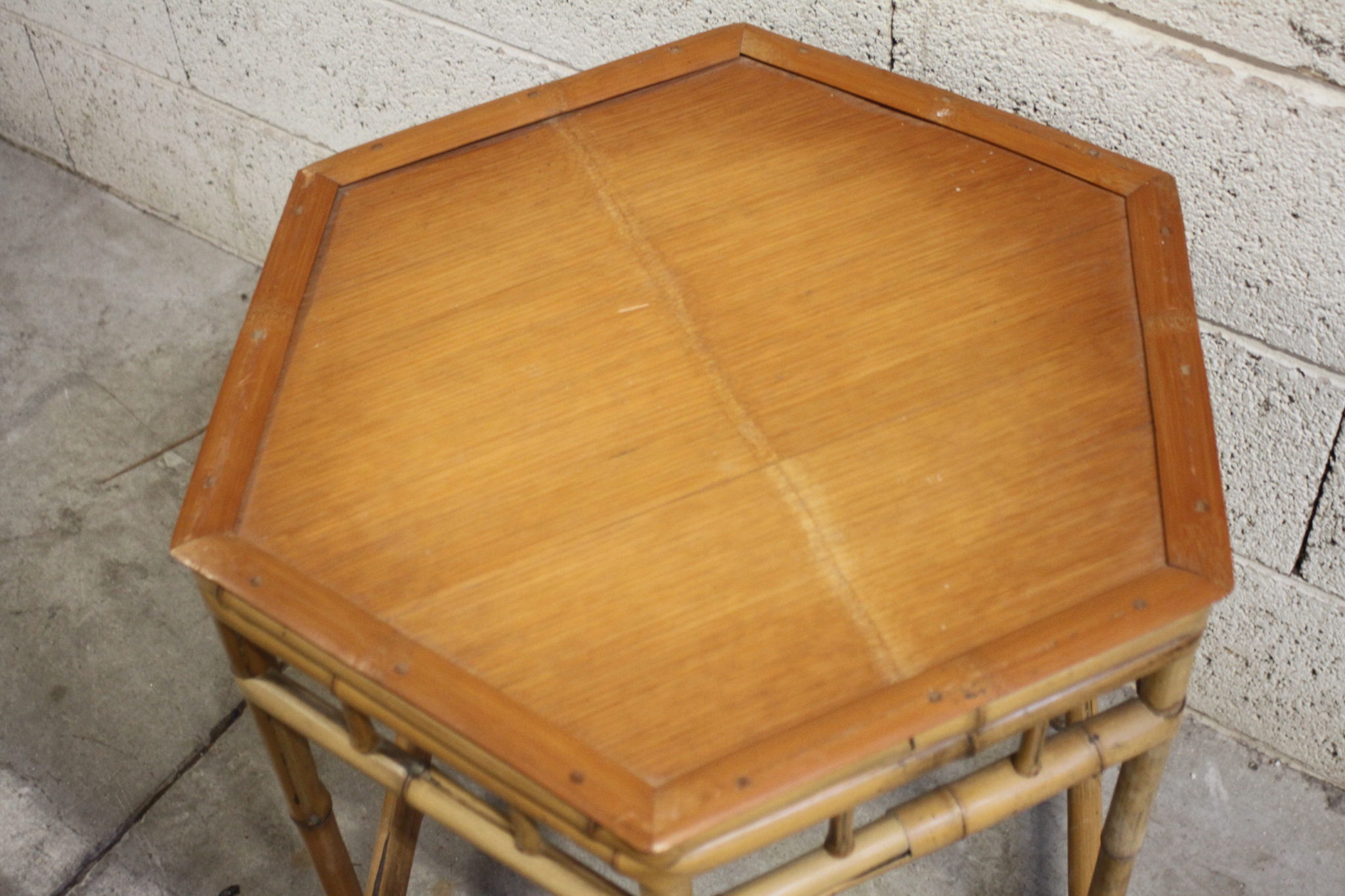 petite-table-hexagonale-vintage-en-bambou-mobilier-brocante-occasion-emmaus-scherwiller-etikette (4)