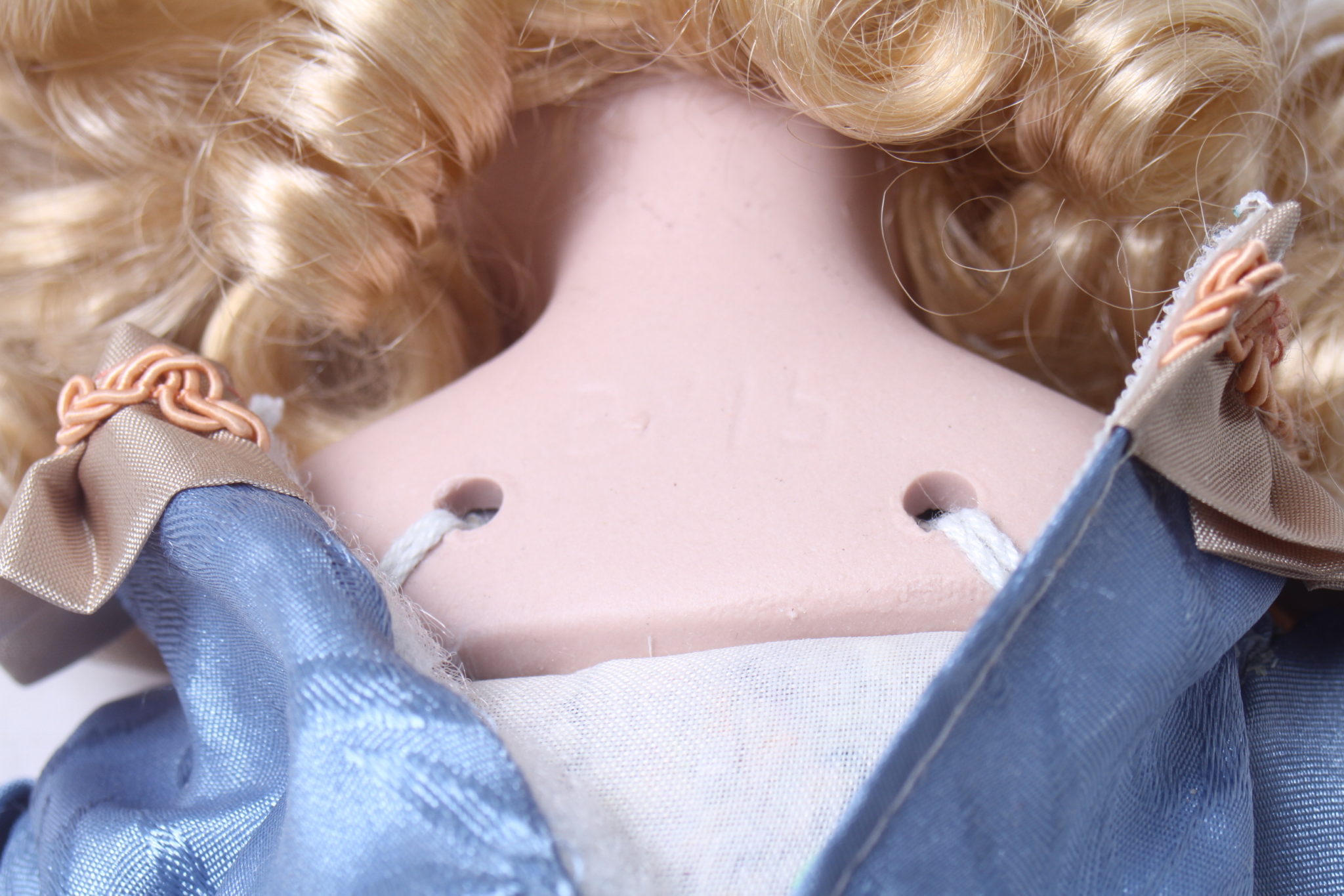 poupee-en-porcelaine-objets-deco-collection-occasion-emmaus-scherwiller-etikette (1)