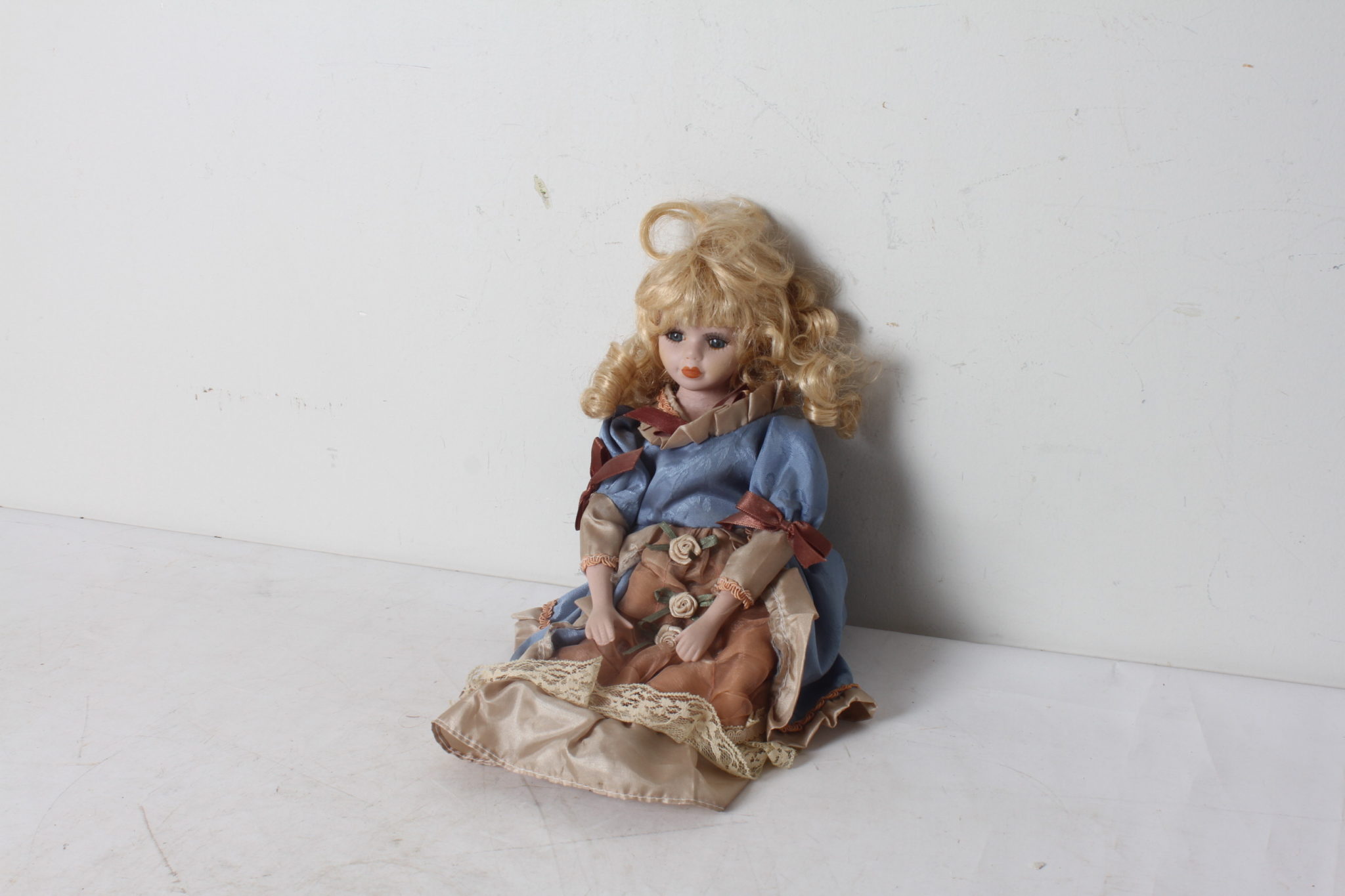 poupee-en-porcelaine-objets-deco-collection-occasion-emmaus-scherwiller-etikette (7)