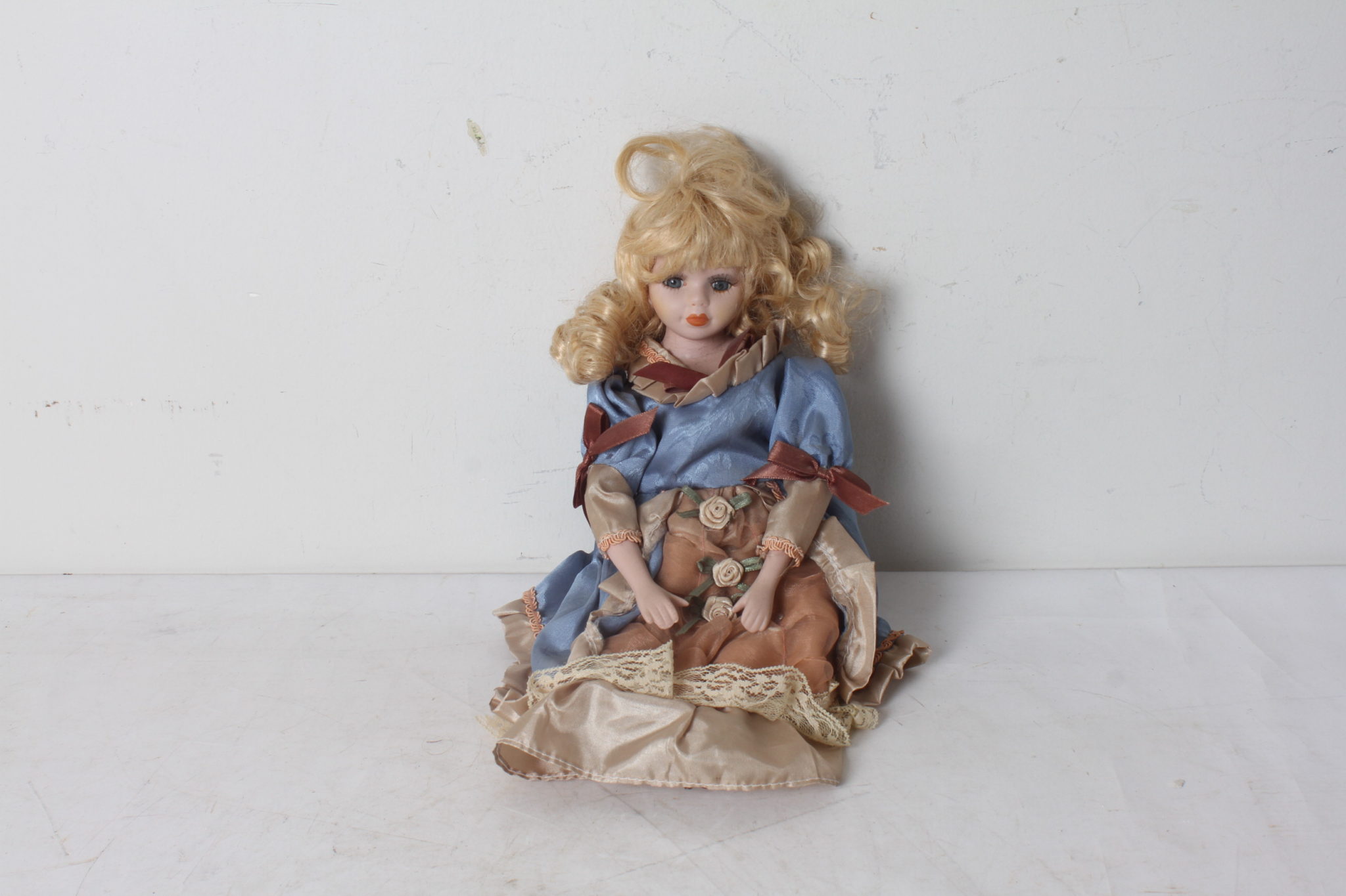 poupee-en-porcelaine-objets-deco-collection-occasion-emmaus-scherwiller-etikette (8)