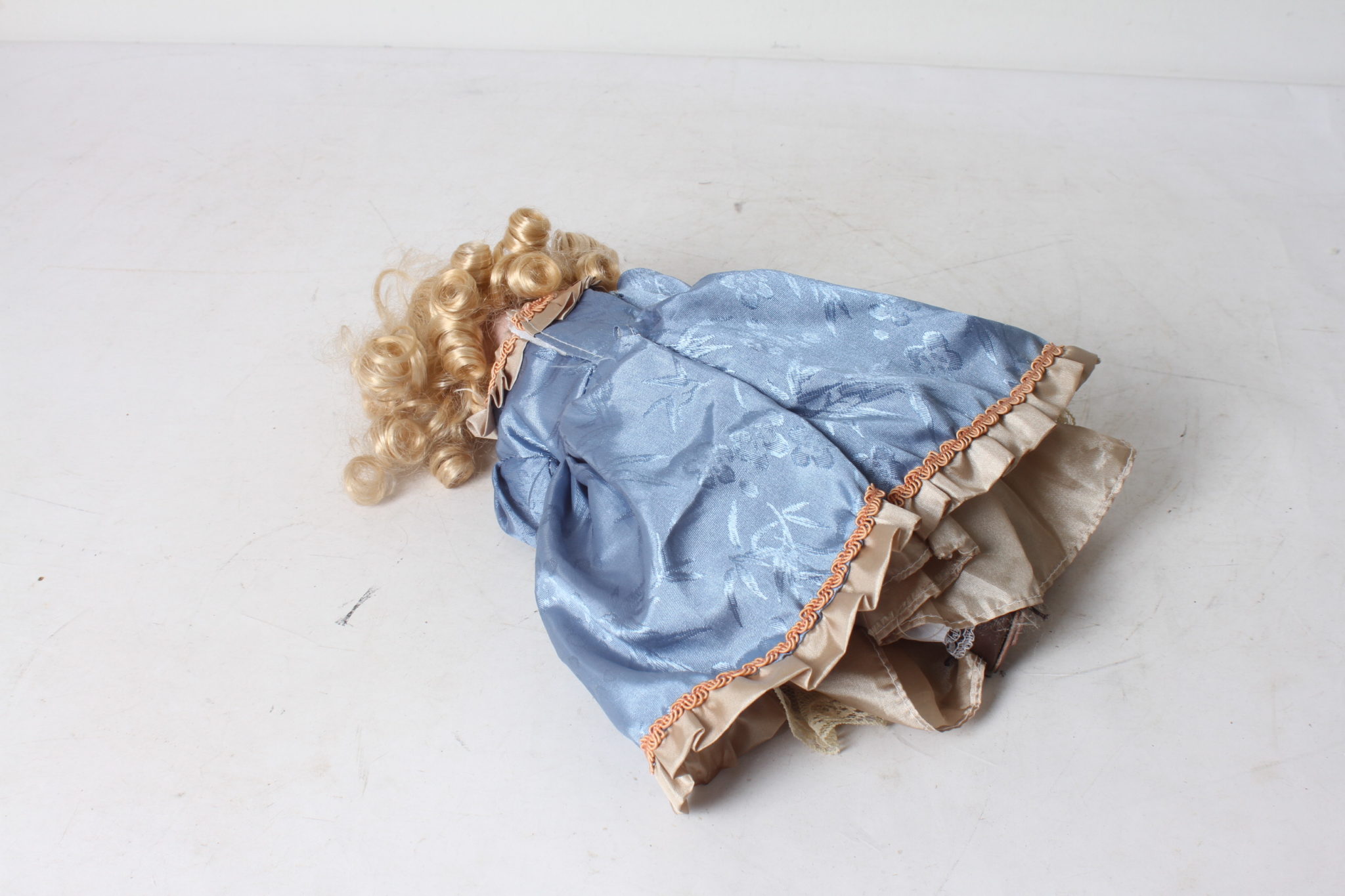 poupee-en-porcelaine-objets-deco-collection-occasion-emmaus-scherwiller-etikette (9)