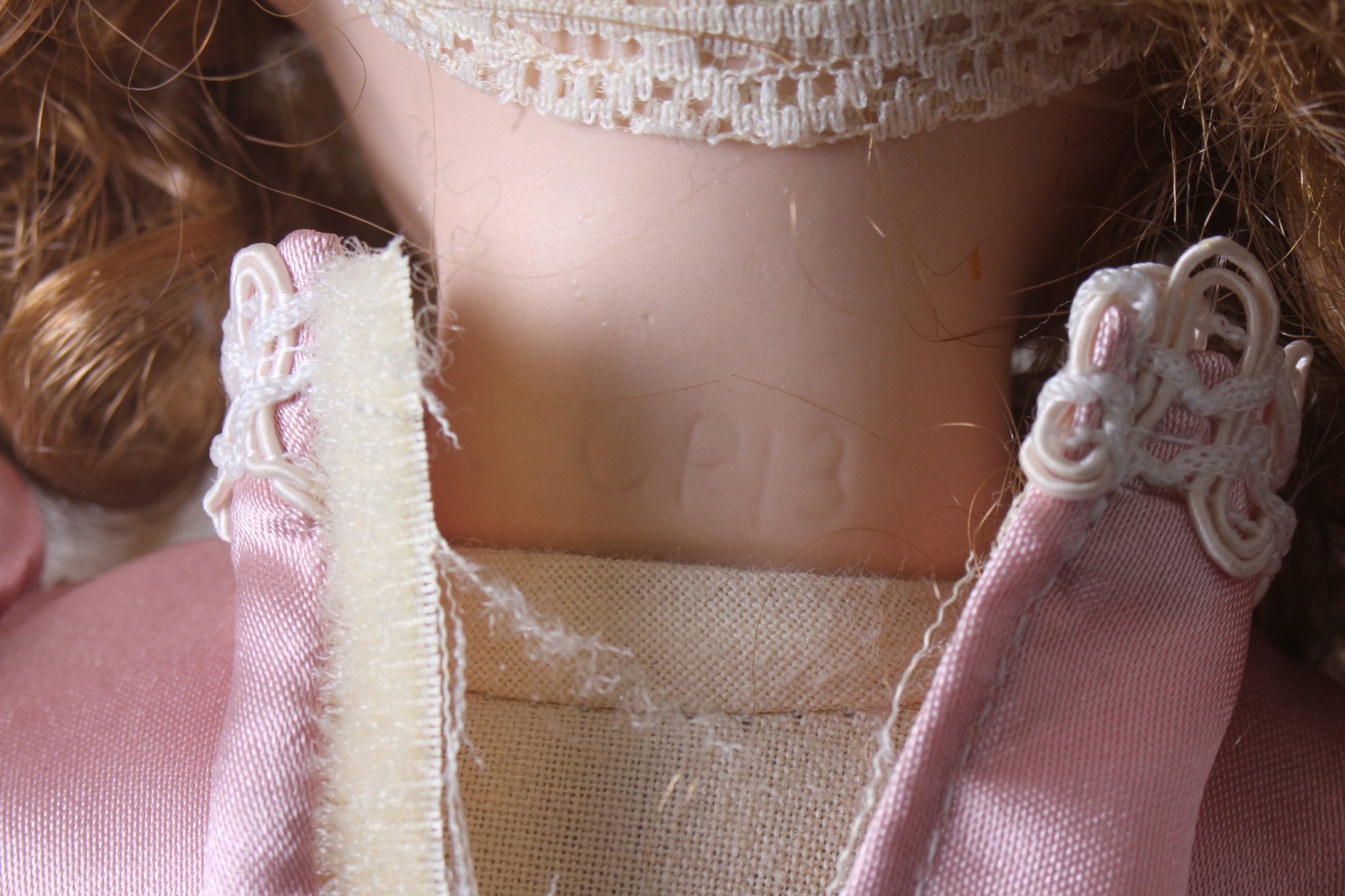 poupee-en-porcelaine-sur-socle-bois-cp-13-robe-dentelles-rose-objets-deco-collection-occasion-emmaus-scherwiller-etikette (1)