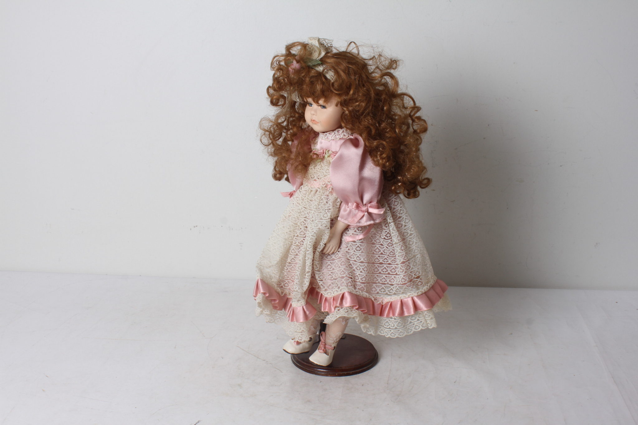 poupee-en-porcelaine-sur-socle-bois-cp-13-robe-dentelles-rose-objets-deco-collection-occasion-emmaus-scherwiller-etikette (2)