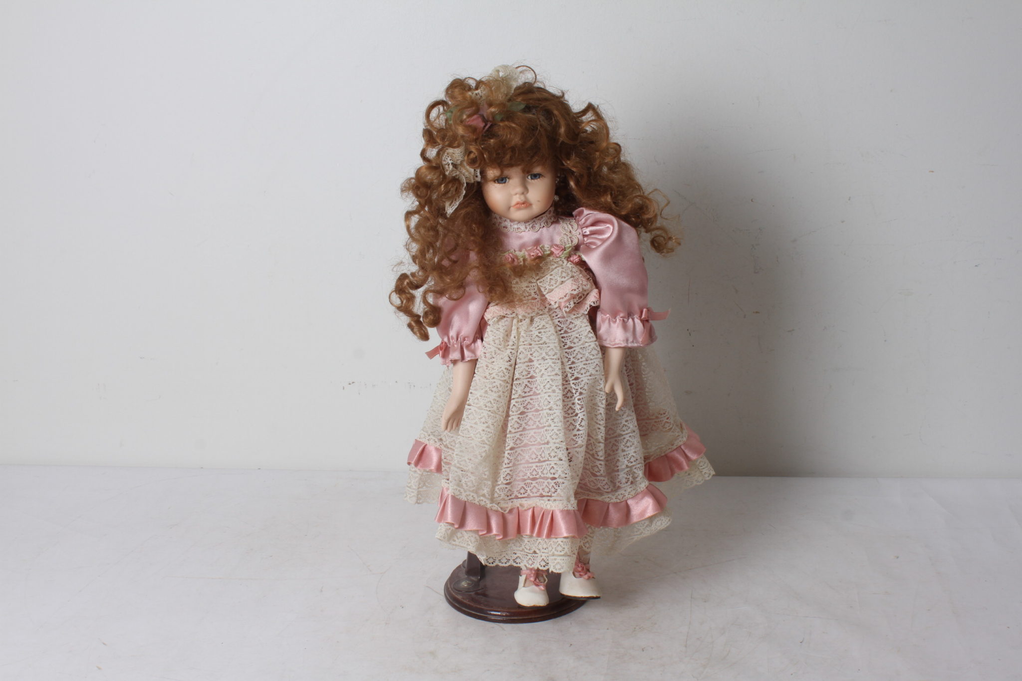 poupee-en-porcelaine-sur-socle-bois-cp-13-robe-dentelles-rose-objets-deco-collection-occasion-emmaus-scherwiller-etikette (3)