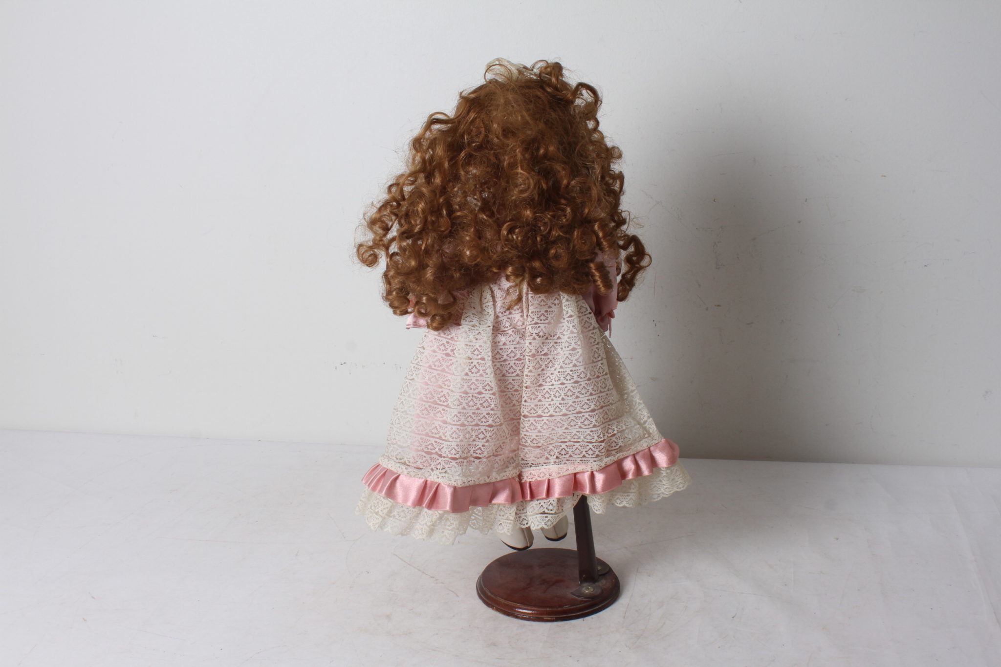 poupee-en-porcelaine-sur-socle-bois-cp-13-robe-dentelles-rose-objets-deco-collection-occasion-emmaus-scherwiller-etikette (4)