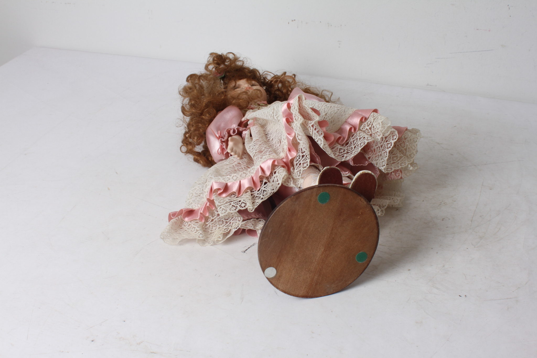 poupee-en-porcelaine-sur-socle-bois-cp-13-robe-dentelles-rose-objets-deco-collection-occasion-emmaus-scherwiller-etikette (5)