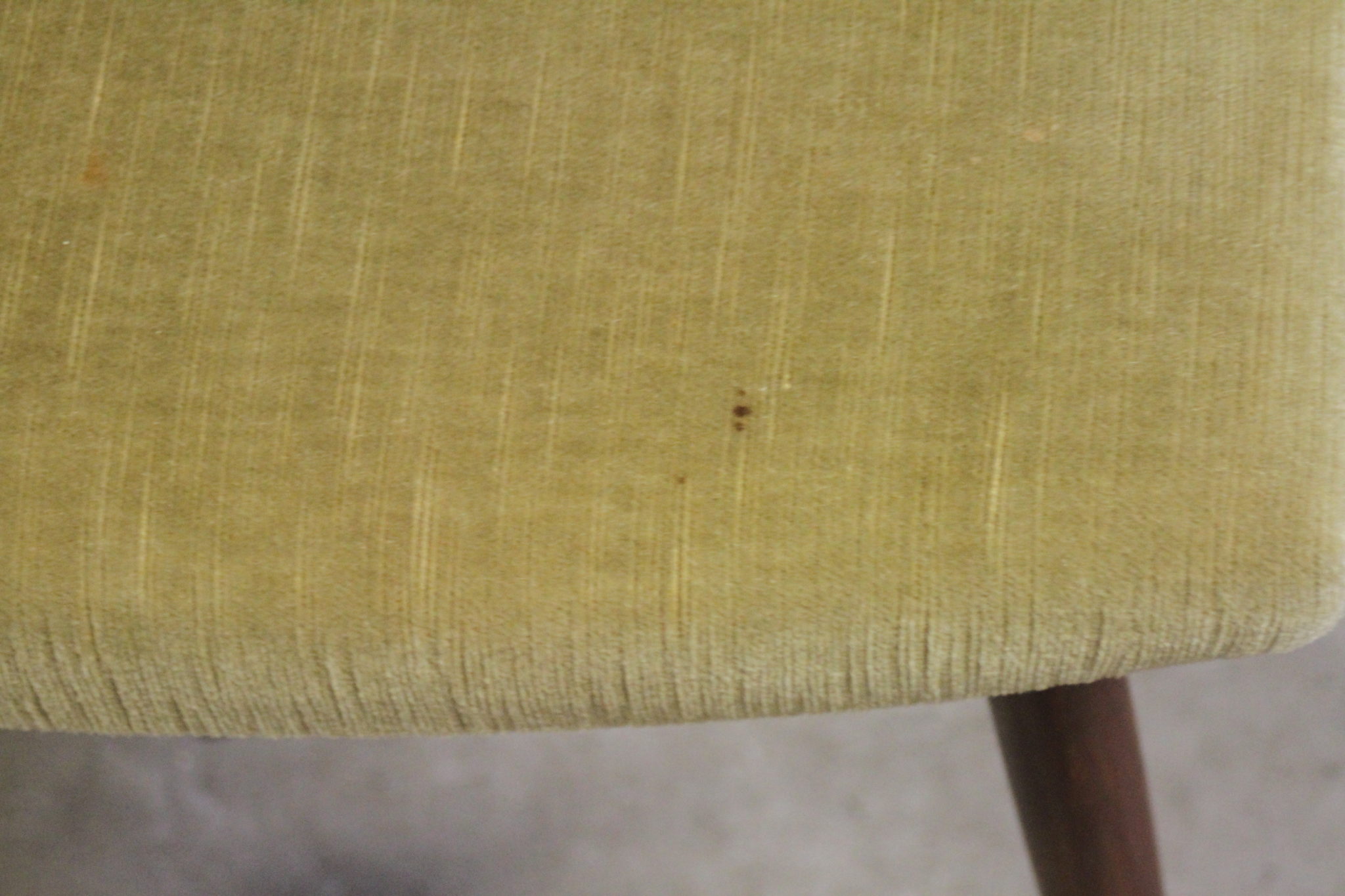 tabouret-vintage-design-scandinave-pieds-compas-tissu-velours-mobilier-brocante-design-occasion-emmaus-scherwiller-etikette (1)