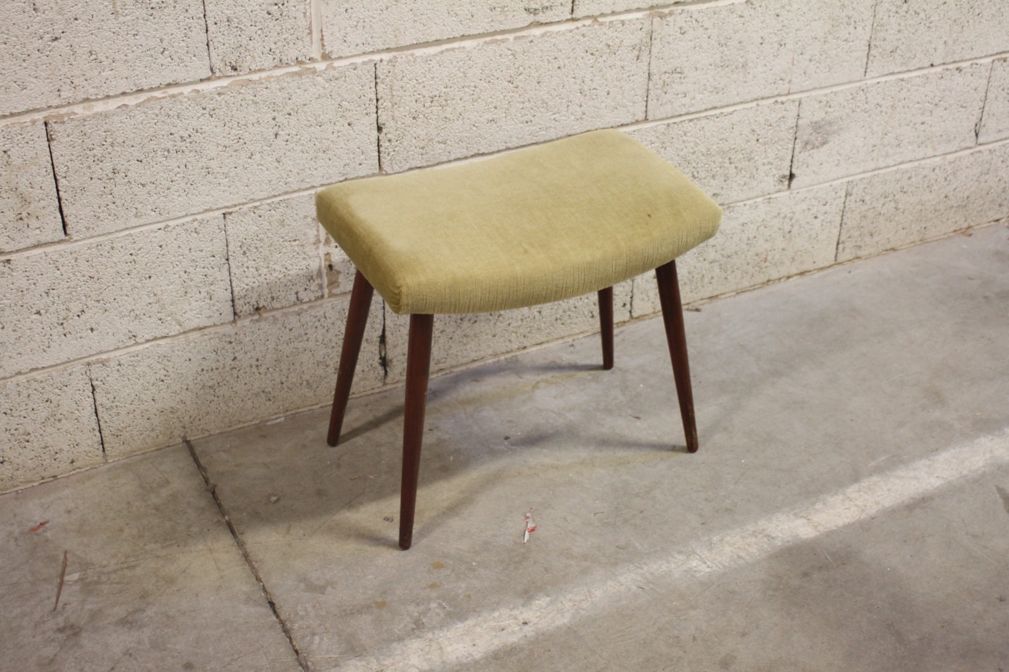 tabouret-vintage-design-scandinave-pieds-compas-tissu-velours-mobilier-brocante-design-occasion-emmaus-scherwiller-etikette (2)