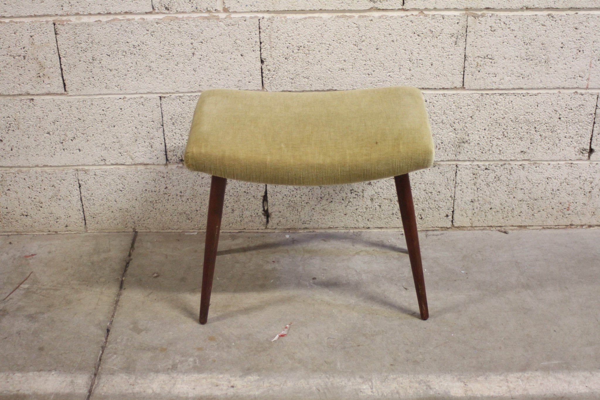 tabouret-vintage-design-scandinave-pieds-compas-tissu-velours-mobilier-brocante-design-occasion-emmaus-scherwiller-etikette (3)