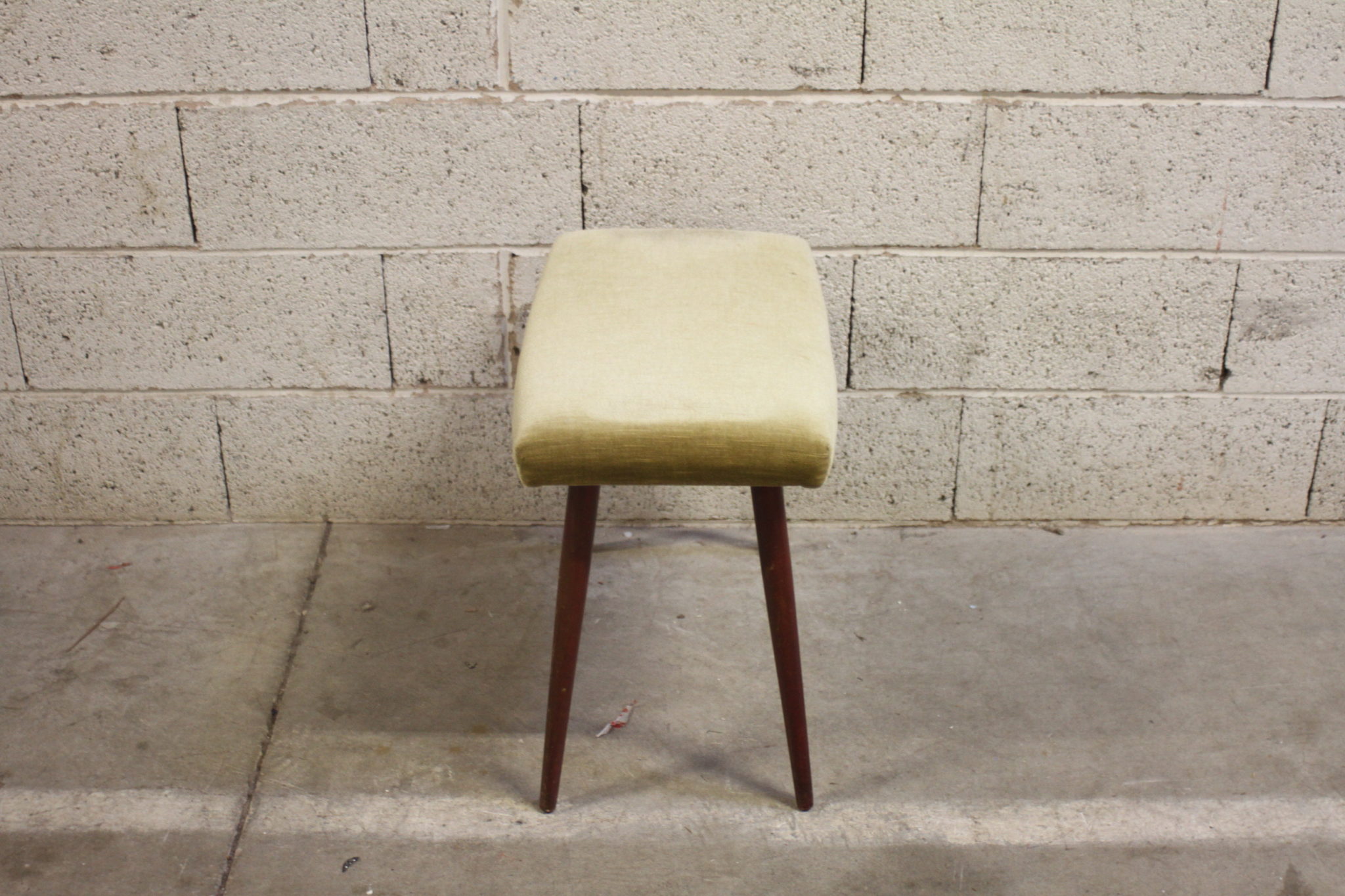 tabouret-vintage-design-scandinave-pieds-compas-tissu-velours-mobilier-brocante-design-occasion-emmaus-scherwiller-etikette (4)