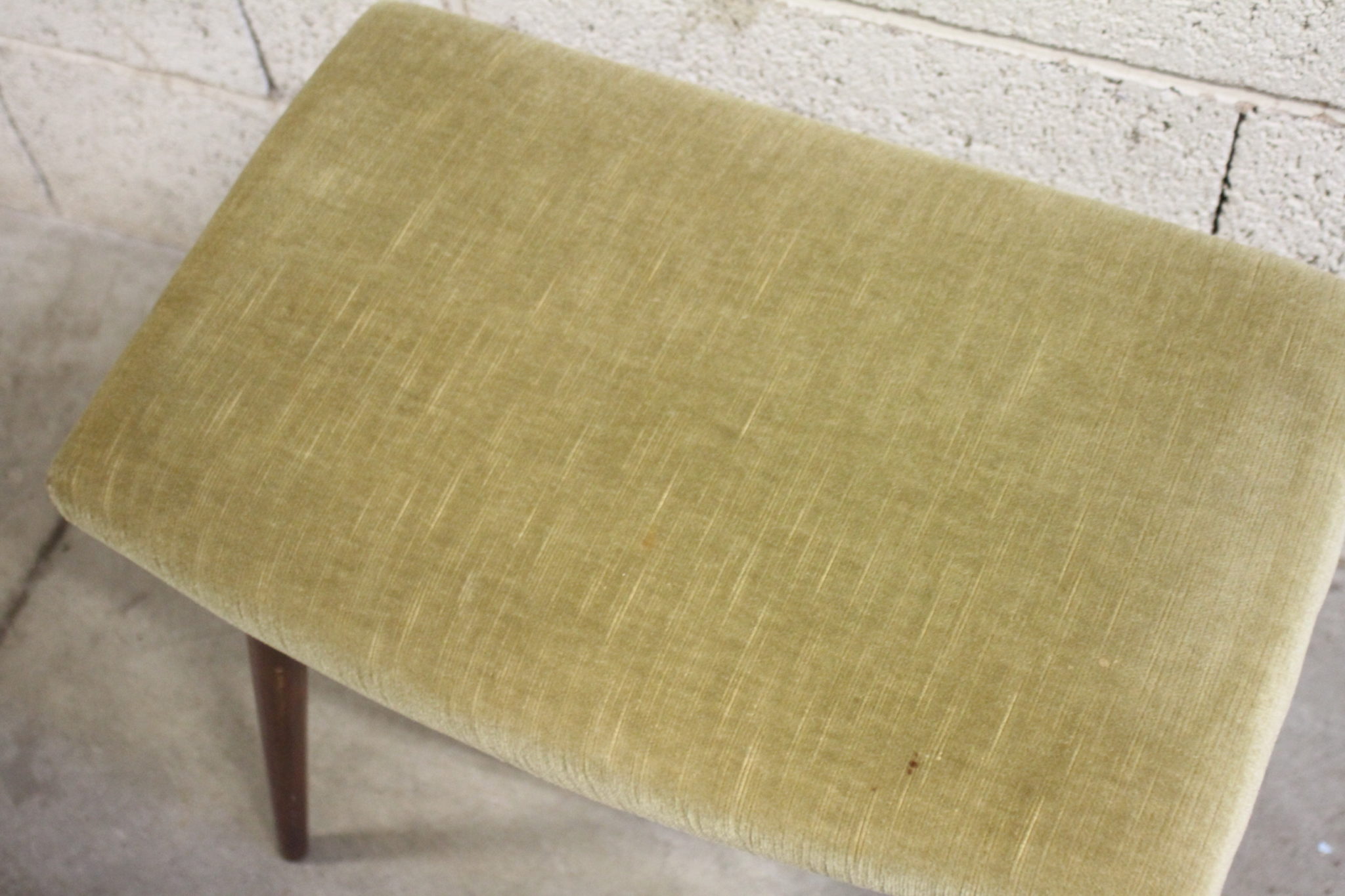 tabouret-vintage-design-scandinave-pieds-compas-tissu-velours-mobilier-brocante-design-occasion-emmaus-scherwiller-etikette (5)