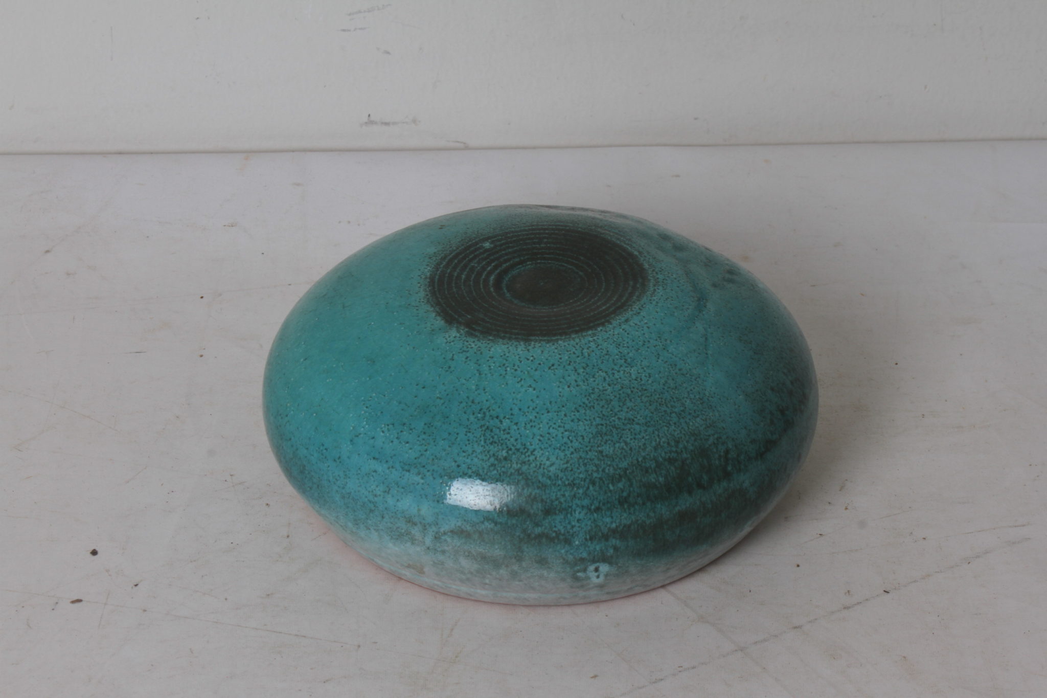 vase-mural-en-ceramique-bleu-style-jean-varoqueaux-objets-deco-occasion-emmaus-scherwiller-etikette (1)