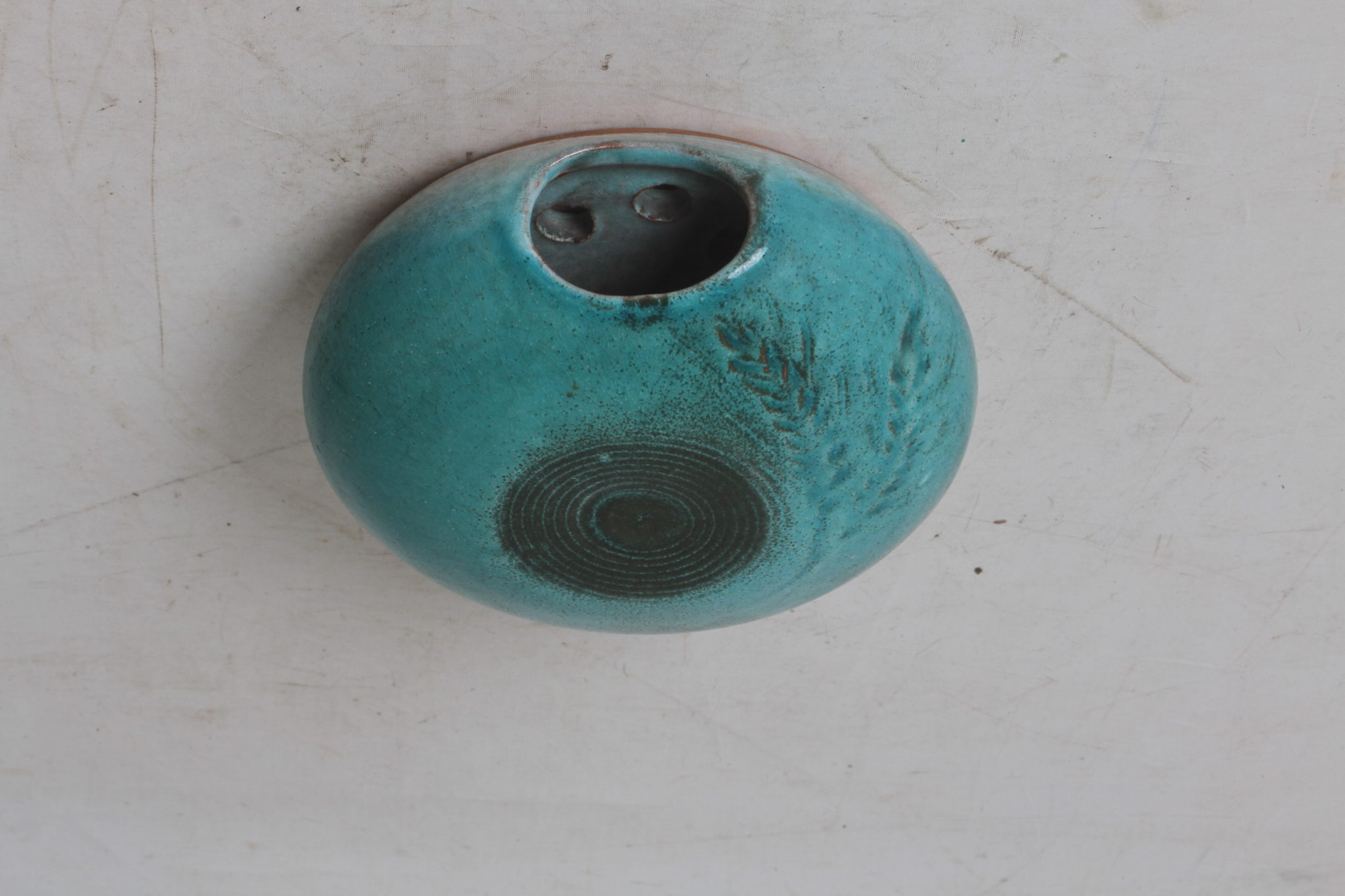 vase-mural-en-ceramique-bleu-style-jean-varoqueaux-objets-deco-occasion-emmaus-scherwiller-etikette (2)