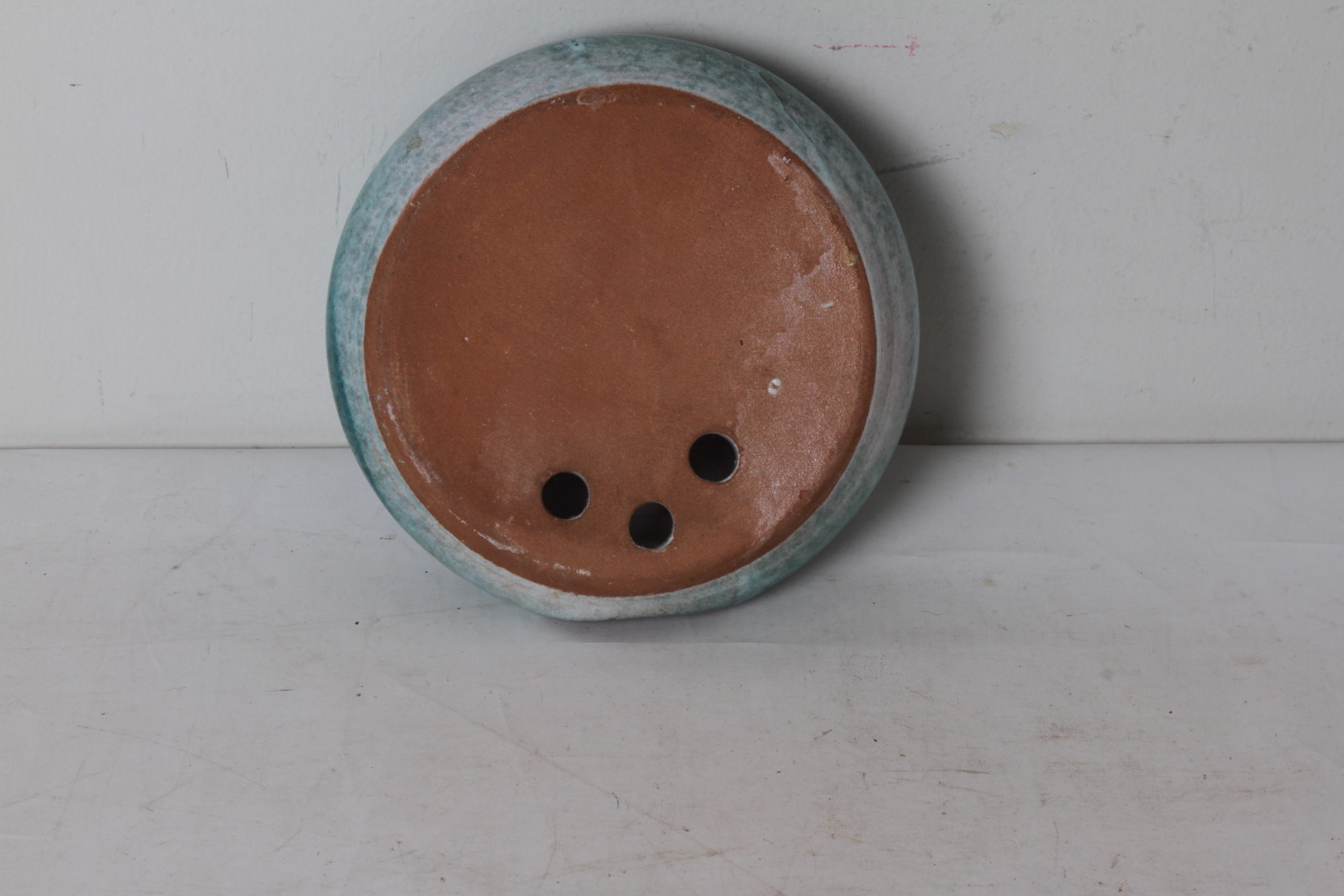 vase-mural-en-ceramique-bleu-style-jean-varoqueaux-objets-deco-occasion-emmaus-scherwiller-etikette (3)